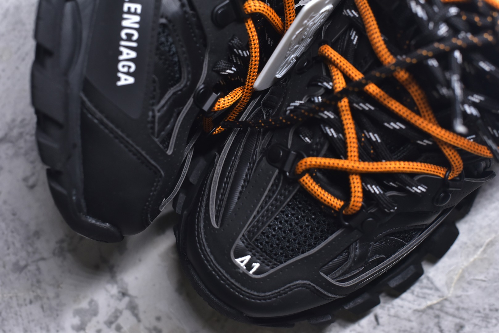 图片[8]-#BALENCIAGA Track Trainers 巴黎世家 3.0代复古野跑姥爹潮流百搭慢跑鞋 成份：47%涤纶 40%聚氨酯纤维 13%Nylon 采用尼龙和网眼布制成 100%不含皮革 尺码饰于足尖 鞋后跟压印Track字样 外底正面压印BB标识 外侧印有Balenciaga印花 鞋舌压印Balenciaga标识 双鞋带以常规方式打结 后帮及鞋舌配有拉环鞋提 动态鞋底设计 为双脚带来后续的助力 50毫米鞋弓 水洗做旧风格 中国制造 此商品提供Balenciaga防尘袋和包装盒 尺码：35-46-选品中心