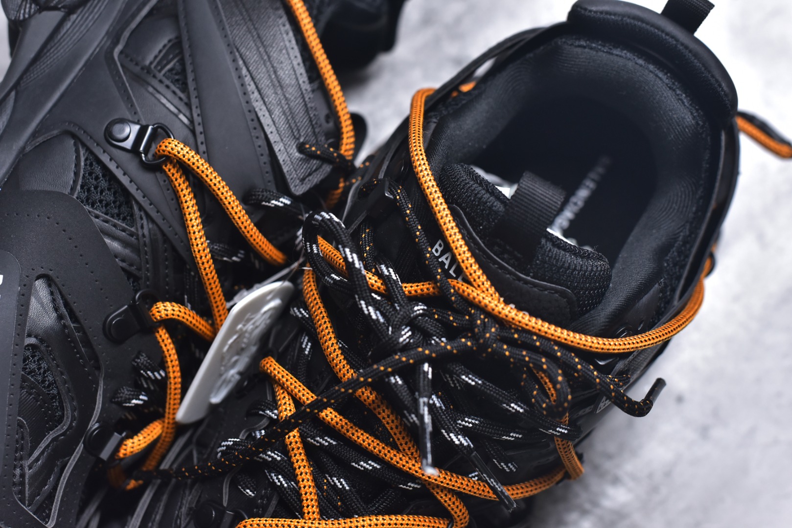 图片[9]-#BALENCIAGA Track Trainers 巴黎世家 3.0代复古野跑姥爹潮流百搭慢跑鞋 成份：47%涤纶 40%聚氨酯纤维 13%Nylon 采用尼龙和网眼布制成 100%不含皮革 尺码饰于足尖 鞋后跟压印Track字样 外底正面压印BB标识 外侧印有Balenciaga印花 鞋舌压印Balenciaga标识 双鞋带以常规方式打结 后帮及鞋舌配有拉环鞋提 动态鞋底设计 为双脚带来后续的助力 50毫米鞋弓 水洗做旧风格 中国制造 此商品提供Balenciaga防尘袋和包装盒 尺码：35-46-选品中心