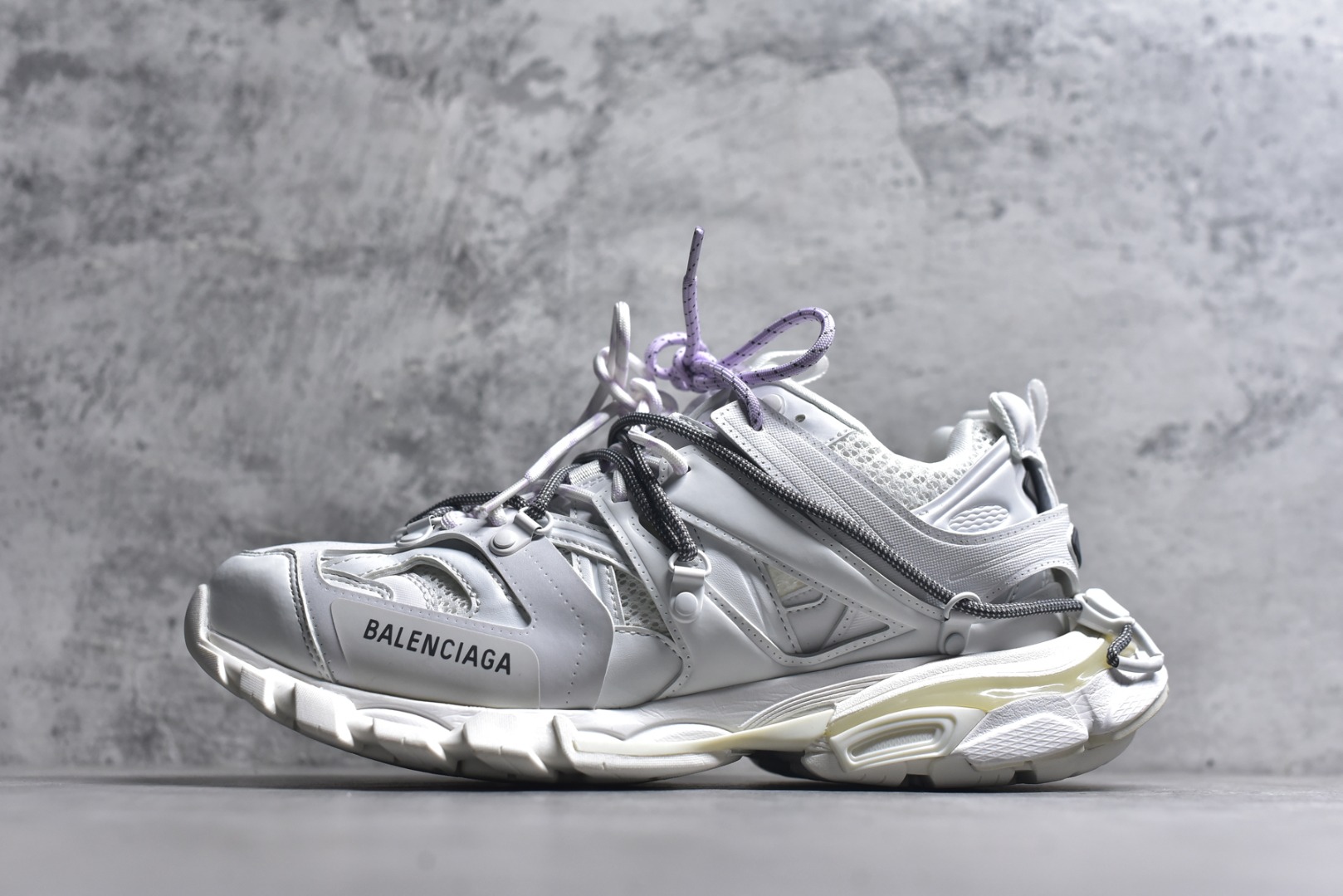 #BALENCIAGA Track Trainers 巴黎世家 3.0代复古野跑姥爹潮流百搭慢跑鞋 成份：47%涤纶 40%聚氨酯纤维 13%Nylon 采用尼龙和网眼布制成 100%不含皮革 尺码饰于足尖 鞋后跟压印Track字样 外底正面压印BB标识 外侧印有Balenciaga印花 鞋舌压印Balenciaga标识 双鞋带以常规方式打结 后帮及鞋舌配有拉环鞋提 动态鞋底设计 为双脚带来后续的助力 50毫米鞋弓 水洗做旧风格 中国制造 此商品提供Balenciaga防尘袋和包装盒 尺码：35-46-选品中心