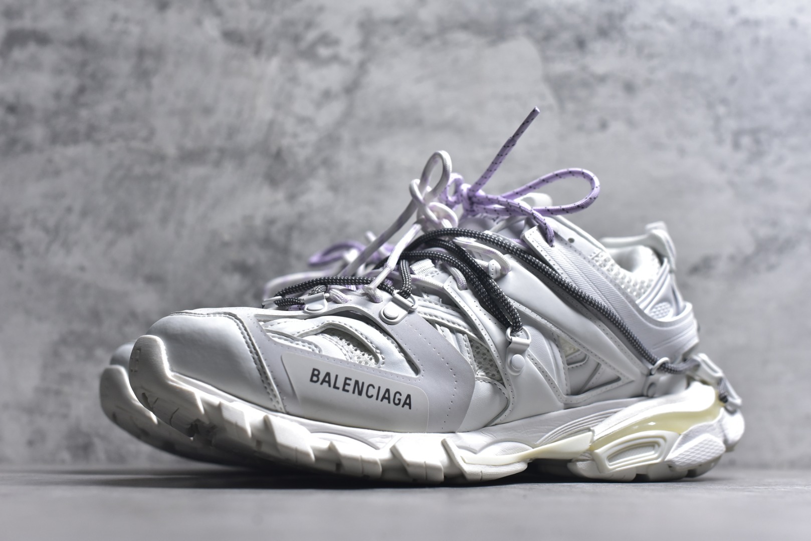 图片[2]-#BALENCIAGA Track Trainers 巴黎世家 3.0代复古野跑姥爹潮流百搭慢跑鞋 成份：47%涤纶 40%聚氨酯纤维 13%Nylon 采用尼龙和网眼布制成 100%不含皮革 尺码饰于足尖 鞋后跟压印Track字样 外底正面压印BB标识 外侧印有Balenciaga印花 鞋舌压印Balenciaga标识 双鞋带以常规方式打结 后帮及鞋舌配有拉环鞋提 动态鞋底设计 为双脚带来后续的助力 50毫米鞋弓 水洗做旧风格 中国制造 此商品提供Balenciaga防尘袋和包装盒 尺码：35-46-选品中心