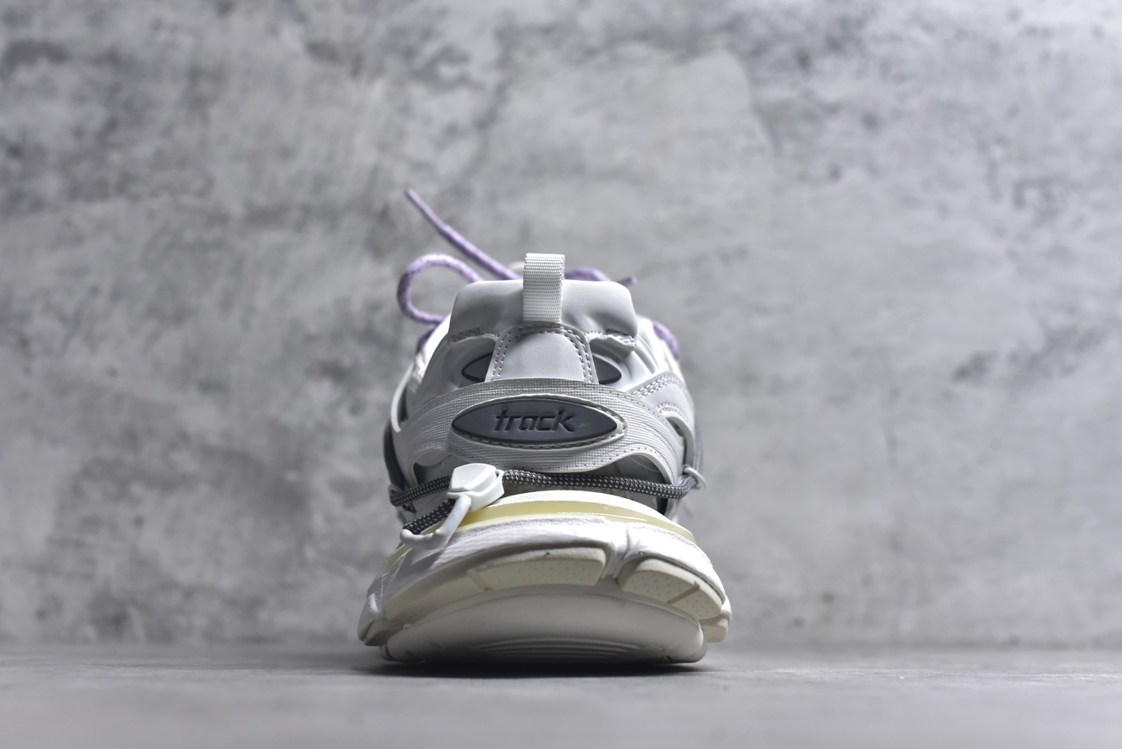 图片[5]-#BALENCIAGA Track Trainers 巴黎世家 3.0代复古野跑姥爹潮流百搭慢跑鞋 成份：47%涤纶 40%聚氨酯纤维 13%Nylon 采用尼龙和网眼布制成 100%不含皮革 尺码饰于足尖 鞋后跟压印Track字样 外底正面压印BB标识 外侧印有Balenciaga印花 鞋舌压印Balenciaga标识 双鞋带以常规方式打结 后帮及鞋舌配有拉环鞋提 动态鞋底设计 为双脚带来后续的助力 50毫米鞋弓 水洗做旧风格 中国制造 此商品提供Balenciaga防尘袋和包装盒 尺码：35-46-选品中心