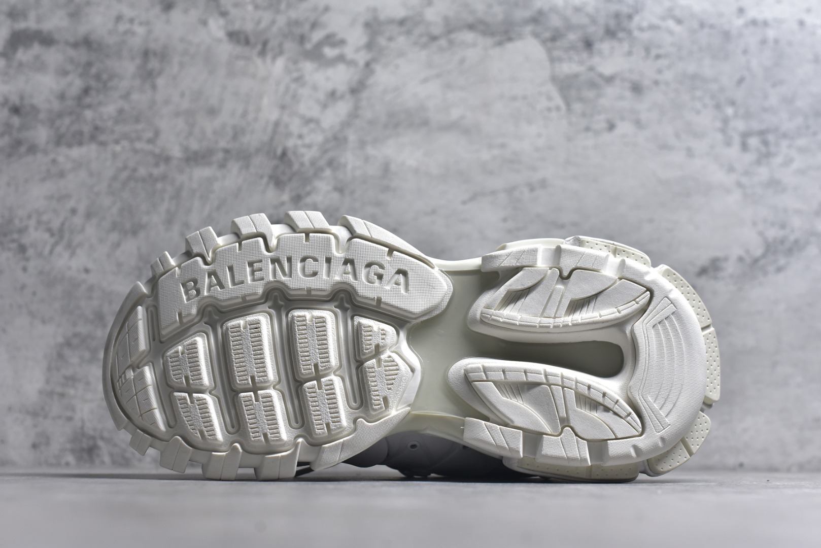图片[6]-#BALENCIAGA Track Trainers 巴黎世家 3.0代复古野跑姥爹潮流百搭慢跑鞋 成份：47%涤纶 40%聚氨酯纤维 13%Nylon 采用尼龙和网眼布制成 100%不含皮革 尺码饰于足尖 鞋后跟压印Track字样 外底正面压印BB标识 外侧印有Balenciaga印花 鞋舌压印Balenciaga标识 双鞋带以常规方式打结 后帮及鞋舌配有拉环鞋提 动态鞋底设计 为双脚带来后续的助力 50毫米鞋弓 水洗做旧风格 中国制造 此商品提供Balenciaga防尘袋和包装盒 尺码：35-46-选品中心