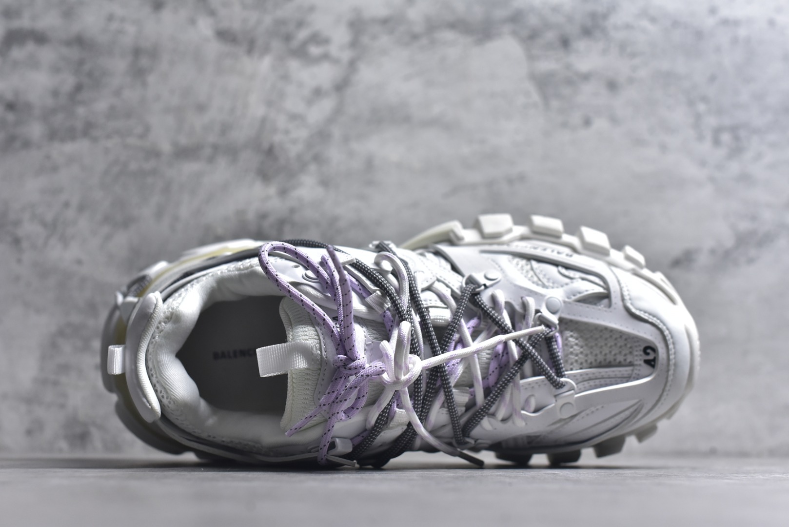 图片[4]-#BALENCIAGA Track Trainers 巴黎世家 3.0代复古野跑姥爹潮流百搭慢跑鞋 成份：47%涤纶 40%聚氨酯纤维 13%Nylon 采用尼龙和网眼布制成 100%不含皮革 尺码饰于足尖 鞋后跟压印Track字样 外底正面压印BB标识 外侧印有Balenciaga印花 鞋舌压印Balenciaga标识 双鞋带以常规方式打结 后帮及鞋舌配有拉环鞋提 动态鞋底设计 为双脚带来后续的助力 50毫米鞋弓 水洗做旧风格 中国制造 此商品提供Balenciaga防尘袋和包装盒 尺码：35-46-选品中心