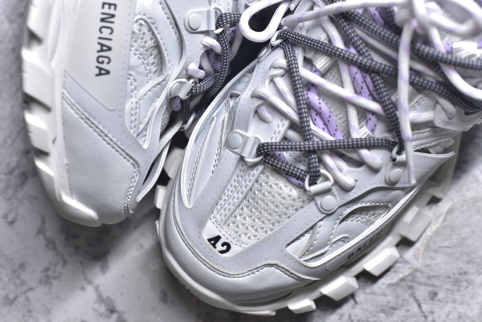 图片[8]-#BALENCIAGA Track Trainers 巴黎世家 3.0代复古野跑姥爹潮流百搭慢跑鞋 成份：47%涤纶 40%聚氨酯纤维 13%Nylon 采用尼龙和网眼布制成 100%不含皮革 尺码饰于足尖 鞋后跟压印Track字样 外底正面压印BB标识 外侧印有Balenciaga印花 鞋舌压印Balenciaga标识 双鞋带以常规方式打结 后帮及鞋舌配有拉环鞋提 动态鞋底设计 为双脚带来后续的助力 50毫米鞋弓 水洗做旧风格 中国制造 此商品提供Balenciaga防尘袋和包装盒 尺码：35-46-选品中心