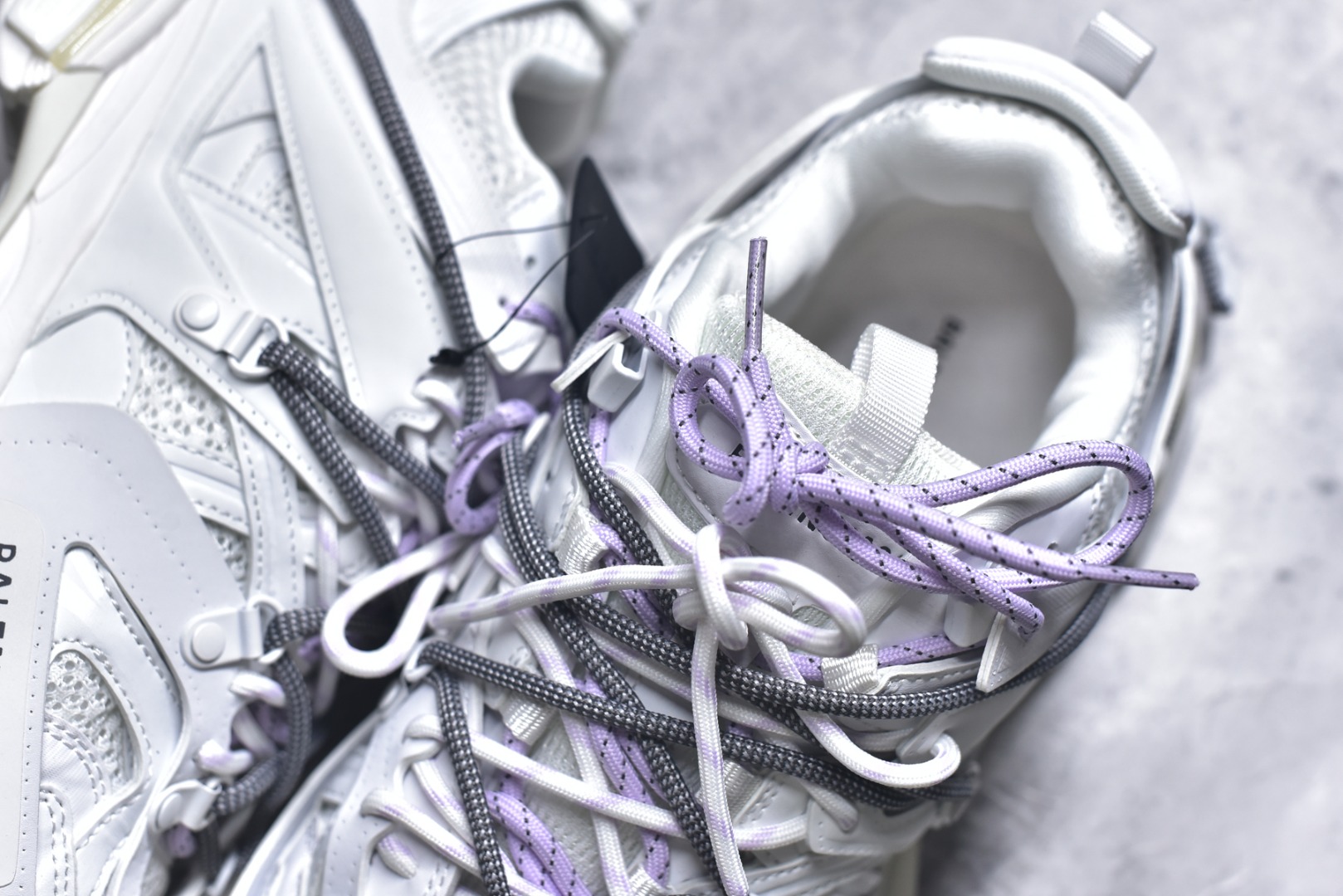 图片[9]-#BALENCIAGA Track Trainers 巴黎世家 3.0代复古野跑姥爹潮流百搭慢跑鞋 成份：47%涤纶 40%聚氨酯纤维 13%Nylon 采用尼龙和网眼布制成 100%不含皮革 尺码饰于足尖 鞋后跟压印Track字样 外底正面压印BB标识 外侧印有Balenciaga印花 鞋舌压印Balenciaga标识 双鞋带以常规方式打结 后帮及鞋舌配有拉环鞋提 动态鞋底设计 为双脚带来后续的助力 50毫米鞋弓 水洗做旧风格 中国制造 此商品提供Balenciaga防尘袋和包装盒 尺码：35-46-选品中心