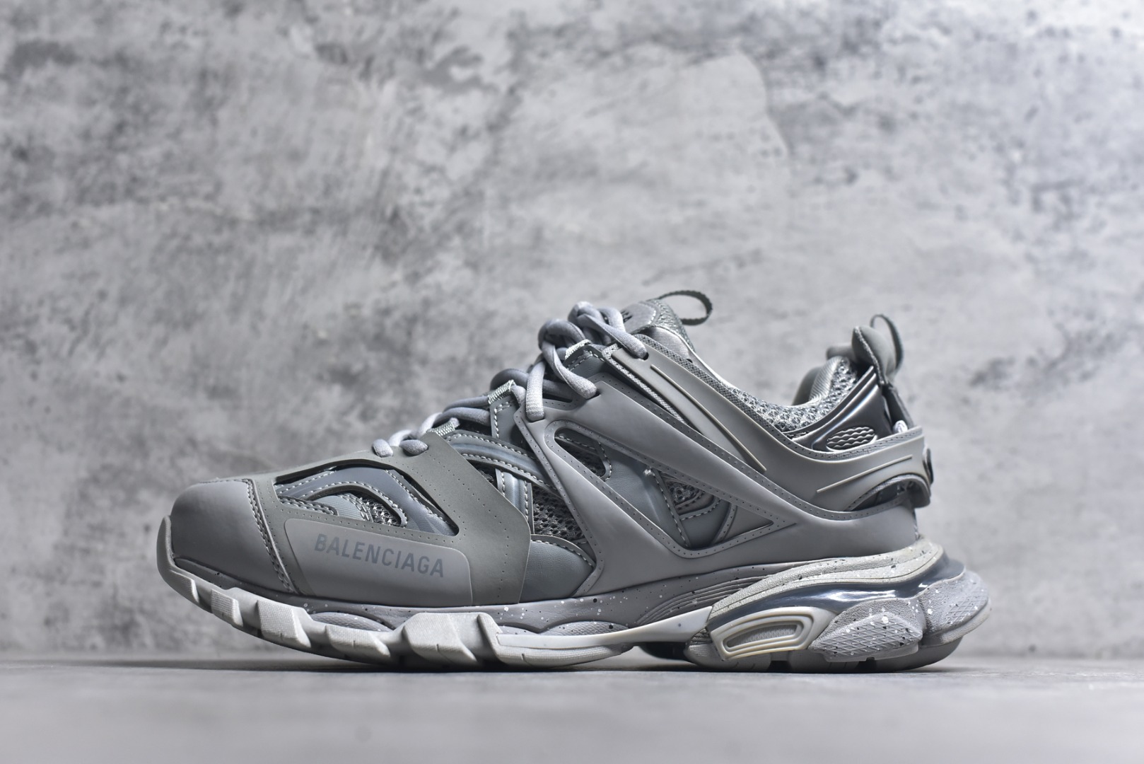 #BALENCIAGA Track Trainers 巴黎世家 3.0代复古野跑姥爹潮流百搭慢跑鞋 成份：47%涤纶 40%聚氨酯纤维 13%Nylon 采用尼龙和网眼布制成 100%不含皮革 尺码饰于足尖 鞋后跟压印Track字样 外底正面压印BB标识 外侧印有Balenciaga印花 鞋舌压印Balenciaga标识 双鞋带以常规方式打结 后帮及鞋舌配有拉环鞋提 动态鞋底设计 为双脚带来后续的助力 50毫米鞋弓 水洗做旧风格 中国制造 此商品提供Balenciaga防尘袋和包装盒 尺码：35-46-选品中心