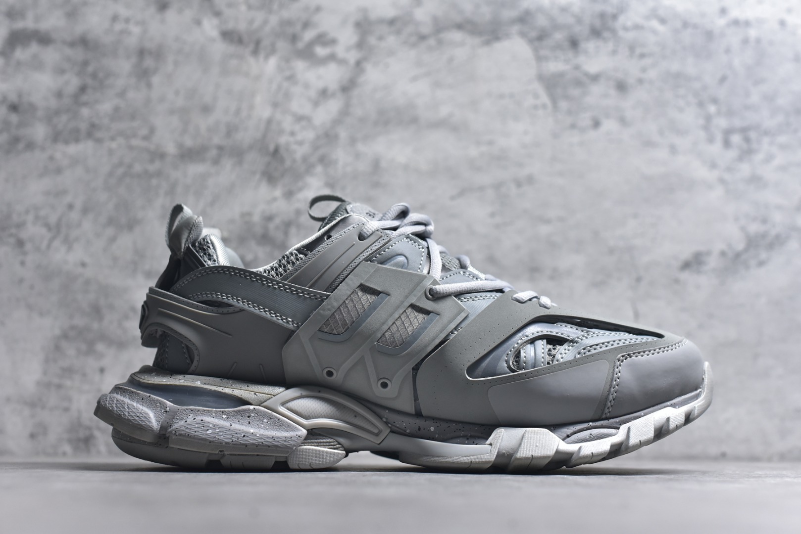 图片[3]-#BALENCIAGA Track Trainers 巴黎世家 3.0代复古野跑姥爹潮流百搭慢跑鞋 成份：47%涤纶 40%聚氨酯纤维 13%Nylon 采用尼龙和网眼布制成 100%不含皮革 尺码饰于足尖 鞋后跟压印Track字样 外底正面压印BB标识 外侧印有Balenciaga印花 鞋舌压印Balenciaga标识 双鞋带以常规方式打结 后帮及鞋舌配有拉环鞋提 动态鞋底设计 为双脚带来后续的助力 50毫米鞋弓 水洗做旧风格 中国制造 此商品提供Balenciaga防尘袋和包装盒 尺码：35-46-选品中心