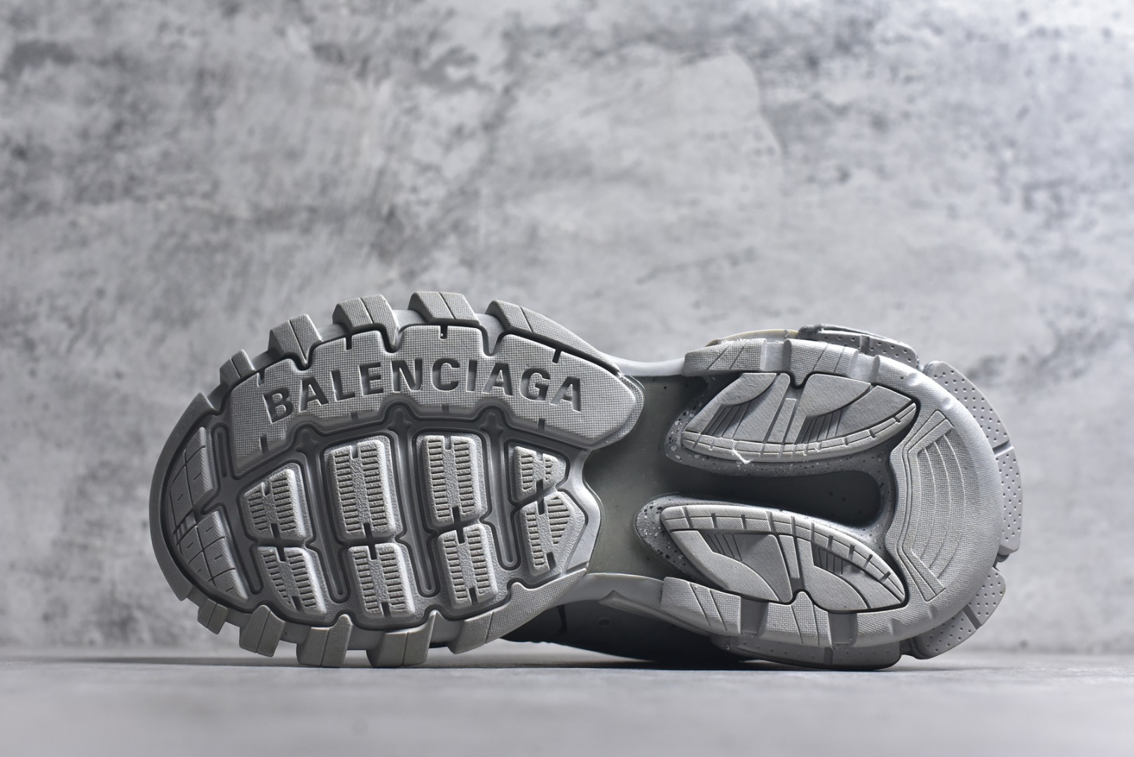 图片[6]-#BALENCIAGA Track Trainers 巴黎世家 3.0代复古野跑姥爹潮流百搭慢跑鞋 成份：47%涤纶 40%聚氨酯纤维 13%Nylon 采用尼龙和网眼布制成 100%不含皮革 尺码饰于足尖 鞋后跟压印Track字样 外底正面压印BB标识 外侧印有Balenciaga印花 鞋舌压印Balenciaga标识 双鞋带以常规方式打结 后帮及鞋舌配有拉环鞋提 动态鞋底设计 为双脚带来后续的助力 50毫米鞋弓 水洗做旧风格 中国制造 此商品提供Balenciaga防尘袋和包装盒 尺码：35-46-选品中心
