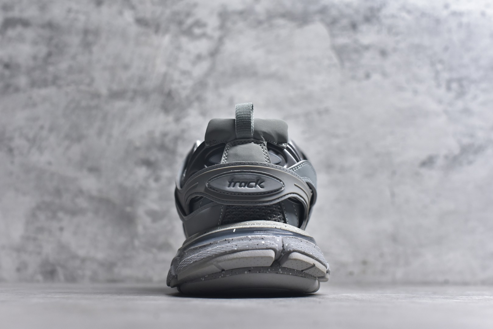 图片[5]-#BALENCIAGA Track Trainers 巴黎世家 3.0代复古野跑姥爹潮流百搭慢跑鞋 成份：47%涤纶 40%聚氨酯纤维 13%Nylon 采用尼龙和网眼布制成 100%不含皮革 尺码饰于足尖 鞋后跟压印Track字样 外底正面压印BB标识 外侧印有Balenciaga印花 鞋舌压印Balenciaga标识 双鞋带以常规方式打结 后帮及鞋舌配有拉环鞋提 动态鞋底设计 为双脚带来后续的助力 50毫米鞋弓 水洗做旧风格 中国制造 此商品提供Balenciaga防尘袋和包装盒 尺码：35-46-选品中心