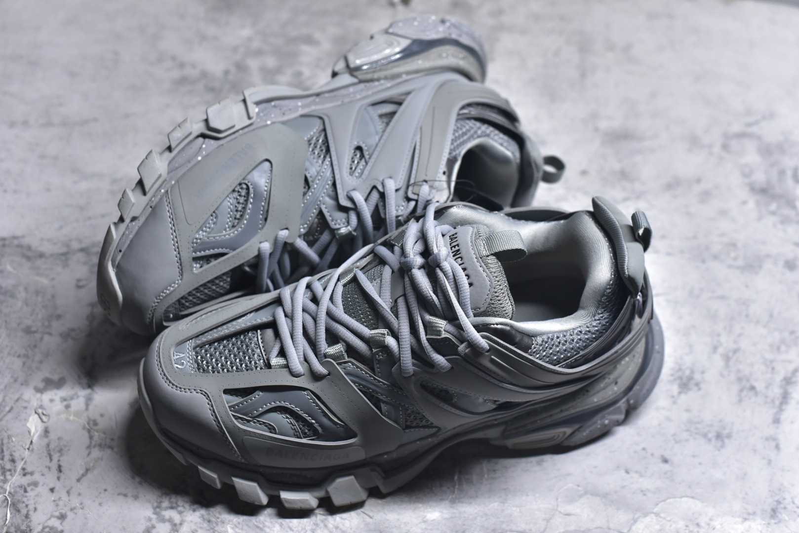 图片[7]-#BALENCIAGA Track Trainers 巴黎世家 3.0代复古野跑姥爹潮流百搭慢跑鞋 成份：47%涤纶 40%聚氨酯纤维 13%Nylon 采用尼龙和网眼布制成 100%不含皮革 尺码饰于足尖 鞋后跟压印Track字样 外底正面压印BB标识 外侧印有Balenciaga印花 鞋舌压印Balenciaga标识 双鞋带以常规方式打结 后帮及鞋舌配有拉环鞋提 动态鞋底设计 为双脚带来后续的助力 50毫米鞋弓 水洗做旧风格 中国制造 此商品提供Balenciaga防尘袋和包装盒 尺码：35-46-选品中心