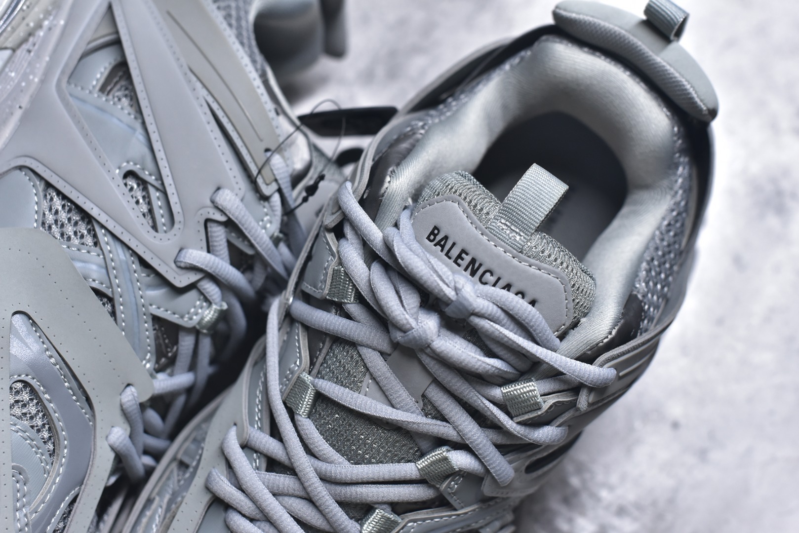 图片[9]-#BALENCIAGA Track Trainers 巴黎世家 3.0代复古野跑姥爹潮流百搭慢跑鞋 成份：47%涤纶 40%聚氨酯纤维 13%Nylon 采用尼龙和网眼布制成 100%不含皮革 尺码饰于足尖 鞋后跟压印Track字样 外底正面压印BB标识 外侧印有Balenciaga印花 鞋舌压印Balenciaga标识 双鞋带以常规方式打结 后帮及鞋舌配有拉环鞋提 动态鞋底设计 为双脚带来后续的助力 50毫米鞋弓 水洗做旧风格 中国制造 此商品提供Balenciaga防尘袋和包装盒 尺码：35-46-选品中心