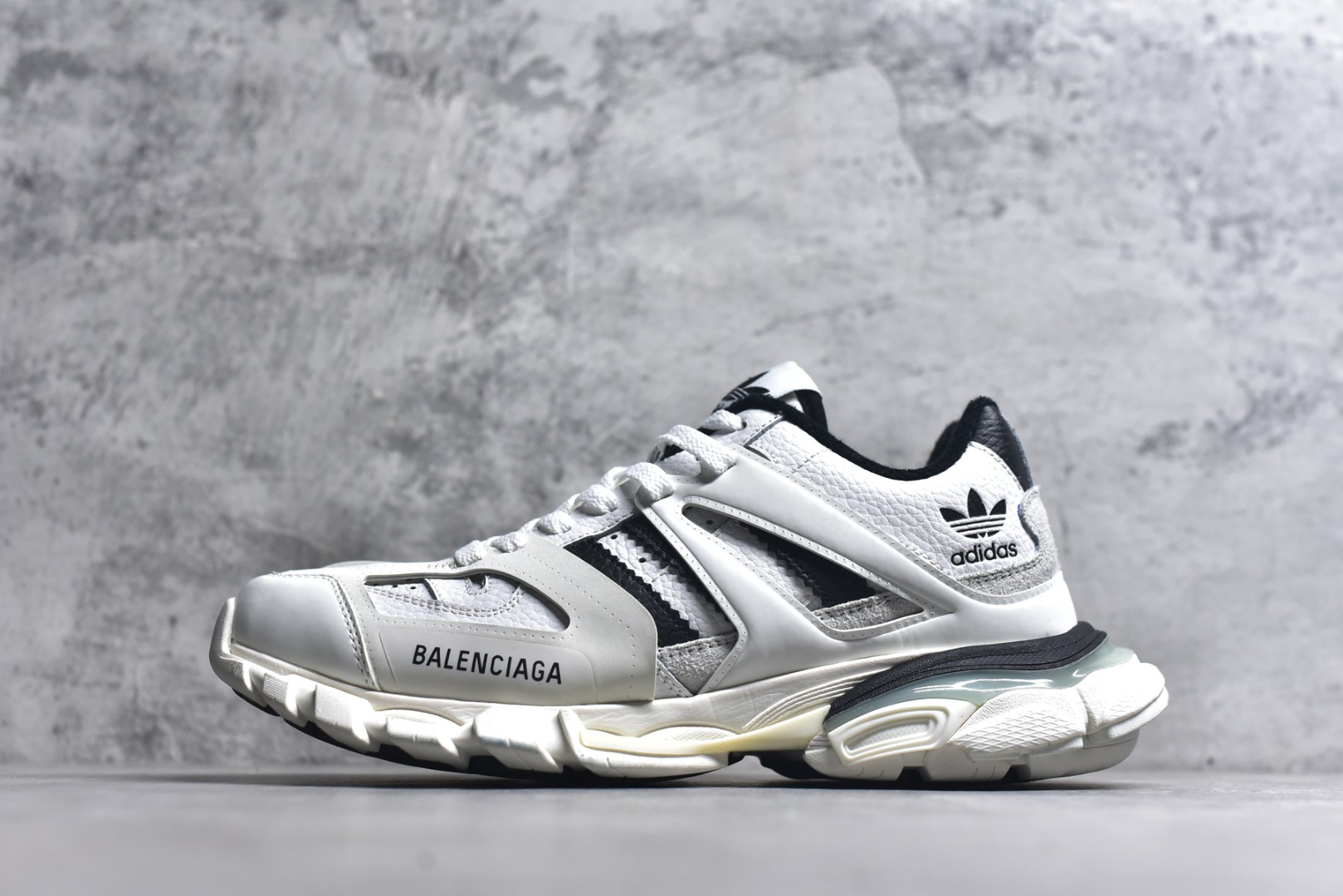 #BALENCIAGA Track Trainers 巴黎世家 3.0代复古野跑姥爹潮流百搭慢跑鞋 成份：47%涤纶 40%聚氨酯纤维 13%Nylon 采用尼龙和网眼布制成 100%不含皮革 尺码饰于足尖 鞋后跟压印Track字样 外底正面压印BB标识 外侧印有Balenciaga印花 鞋舌压印Balenciaga标识 双鞋带以常规方式打结 后帮及鞋舌配有拉环鞋提 动态鞋底设计 为双脚带来后续的助力 50毫米鞋弓 水洗做旧风格 中国制造 此商品提供Balenciaga防尘袋和包装盒 尺码：35-46-选品中心