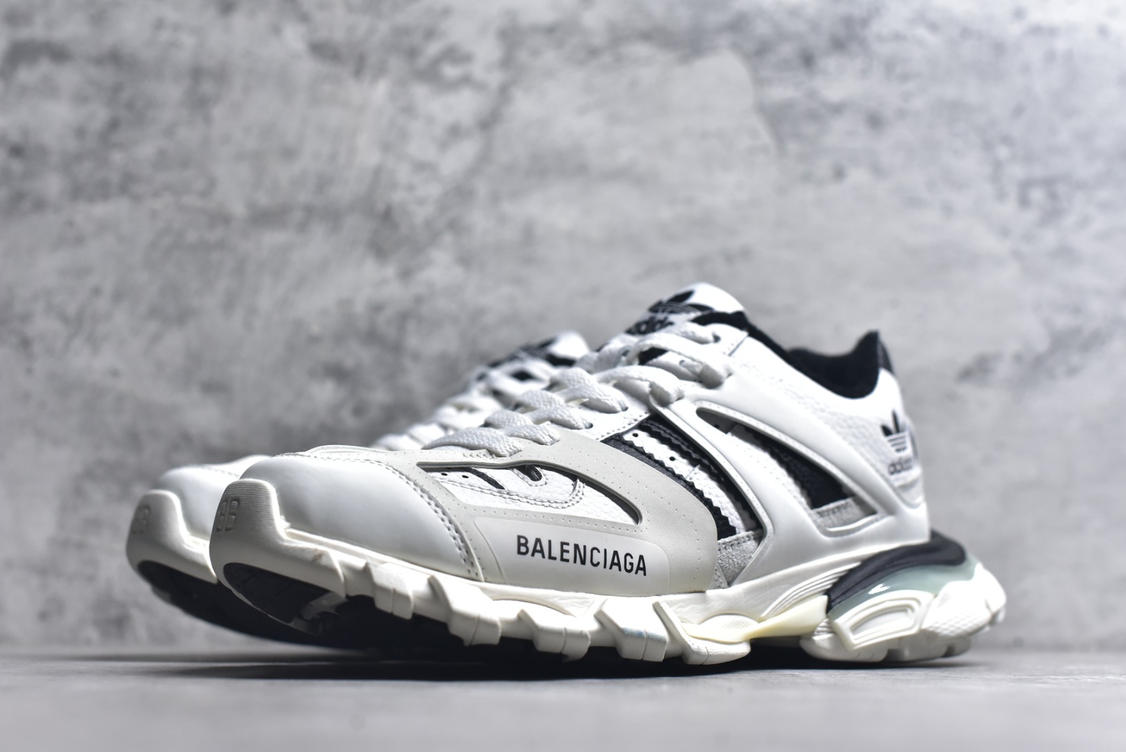 图片[2]-#BALENCIAGA Track Trainers 巴黎世家 3.0代复古野跑姥爹潮流百搭慢跑鞋 成份：47%涤纶 40%聚氨酯纤维 13%Nylon 采用尼龙和网眼布制成 100%不含皮革 尺码饰于足尖 鞋后跟压印Track字样 外底正面压印BB标识 外侧印有Balenciaga印花 鞋舌压印Balenciaga标识 双鞋带以常规方式打结 后帮及鞋舌配有拉环鞋提 动态鞋底设计 为双脚带来后续的助力 50毫米鞋弓 水洗做旧风格 中国制造 此商品提供Balenciaga防尘袋和包装盒 尺码：35-46-选品中心