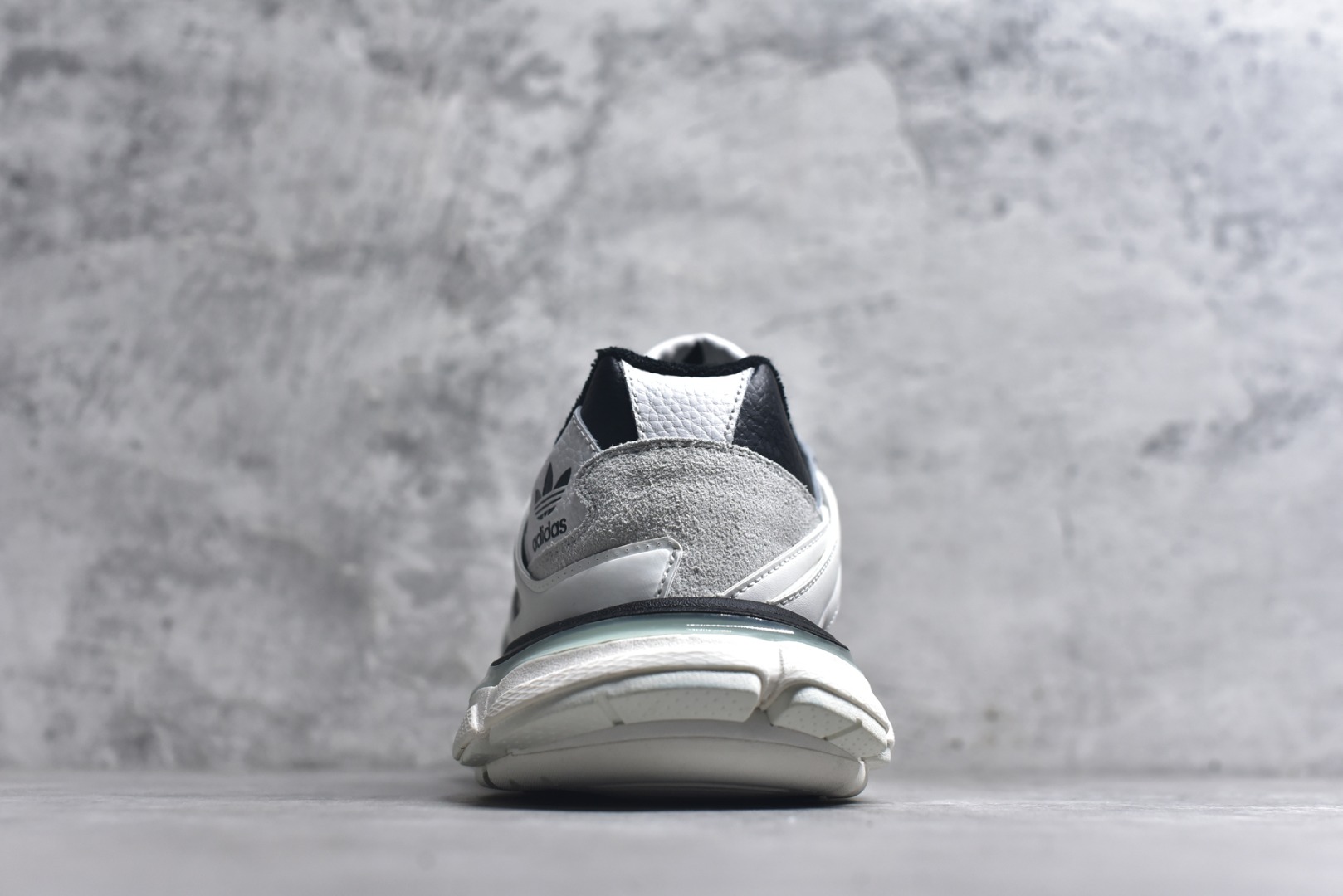 图片[5]-#BALENCIAGA Track Trainers 巴黎世家 3.0代复古野跑姥爹潮流百搭慢跑鞋 成份：47%涤纶 40%聚氨酯纤维 13%Nylon 采用尼龙和网眼布制成 100%不含皮革 尺码饰于足尖 鞋后跟压印Track字样 外底正面压印BB标识 外侧印有Balenciaga印花 鞋舌压印Balenciaga标识 双鞋带以常规方式打结 后帮及鞋舌配有拉环鞋提 动态鞋底设计 为双脚带来后续的助力 50毫米鞋弓 水洗做旧风格 中国制造 此商品提供Balenciaga防尘袋和包装盒 尺码：35-46-选品中心