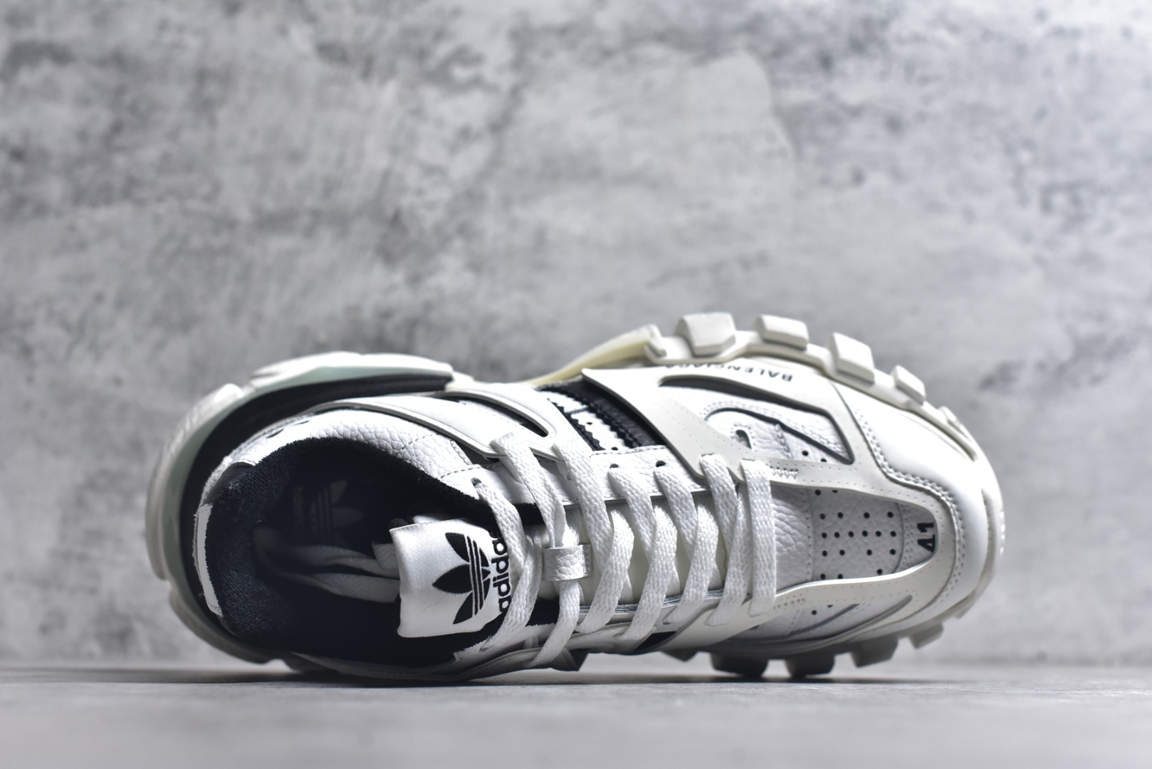 图片[4]-#BALENCIAGA Track Trainers 巴黎世家 3.0代复古野跑姥爹潮流百搭慢跑鞋 成份：47%涤纶 40%聚氨酯纤维 13%Nylon 采用尼龙和网眼布制成 100%不含皮革 尺码饰于足尖 鞋后跟压印Track字样 外底正面压印BB标识 外侧印有Balenciaga印花 鞋舌压印Balenciaga标识 双鞋带以常规方式打结 后帮及鞋舌配有拉环鞋提 动态鞋底设计 为双脚带来后续的助力 50毫米鞋弓 水洗做旧风格 中国制造 此商品提供Balenciaga防尘袋和包装盒 尺码：35-46-选品中心