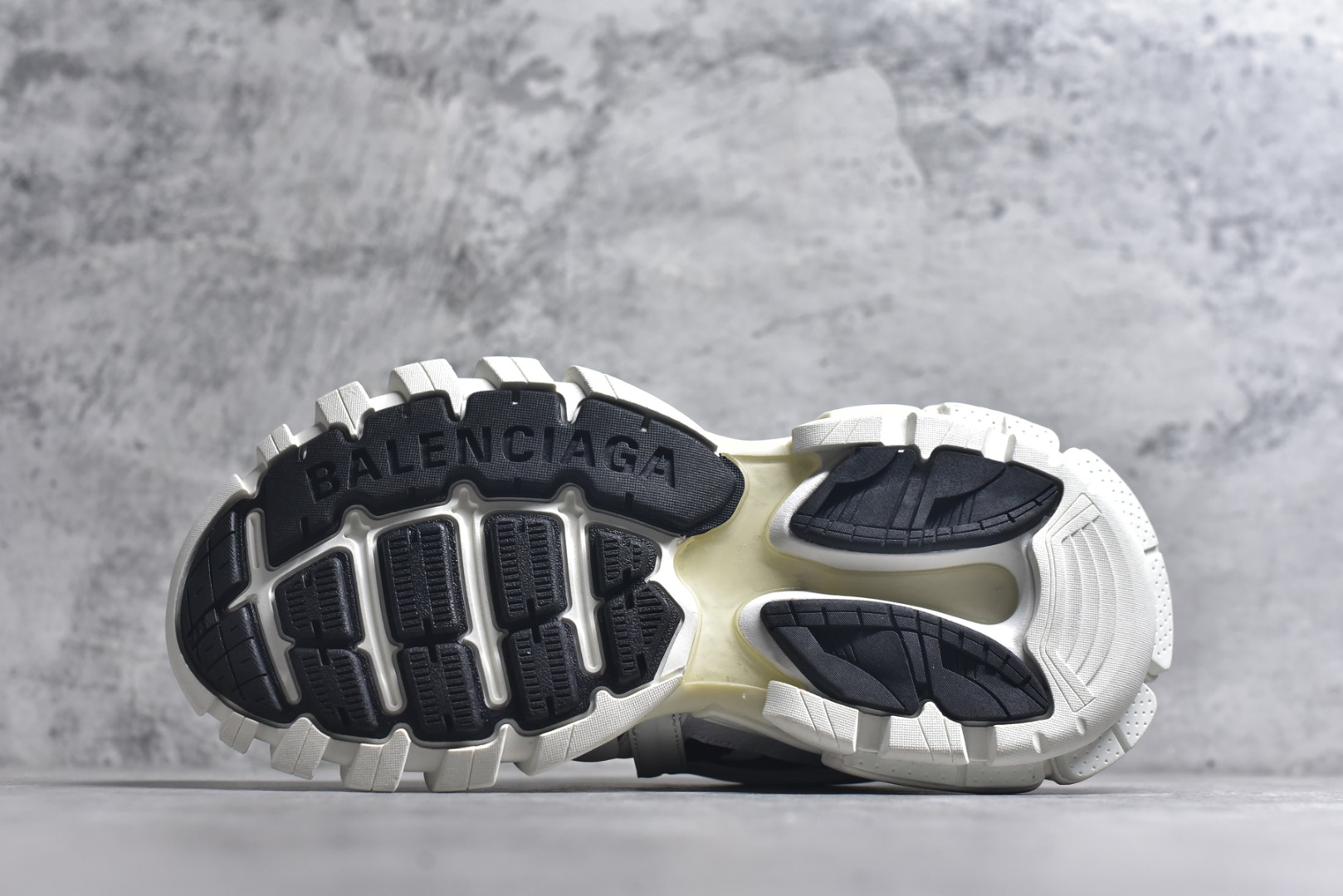 图片[6]-#BALENCIAGA Track Trainers 巴黎世家 3.0代复古野跑姥爹潮流百搭慢跑鞋 成份：47%涤纶 40%聚氨酯纤维 13%Nylon 采用尼龙和网眼布制成 100%不含皮革 尺码饰于足尖 鞋后跟压印Track字样 外底正面压印BB标识 外侧印有Balenciaga印花 鞋舌压印Balenciaga标识 双鞋带以常规方式打结 后帮及鞋舌配有拉环鞋提 动态鞋底设计 为双脚带来后续的助力 50毫米鞋弓 水洗做旧风格 中国制造 此商品提供Balenciaga防尘袋和包装盒 尺码：35-46-选品中心