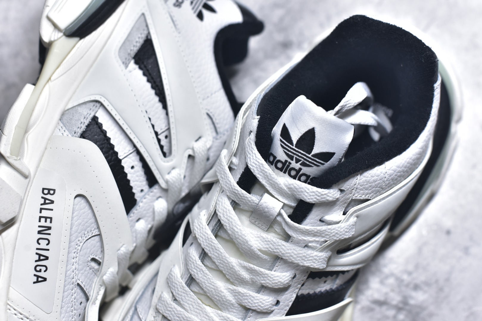 图片[9]-#BALENCIAGA Track Trainers 巴黎世家 3.0代复古野跑姥爹潮流百搭慢跑鞋 成份：47%涤纶 40%聚氨酯纤维 13%Nylon 采用尼龙和网眼布制成 100%不含皮革 尺码饰于足尖 鞋后跟压印Track字样 外底正面压印BB标识 外侧印有Balenciaga印花 鞋舌压印Balenciaga标识 双鞋带以常规方式打结 后帮及鞋舌配有拉环鞋提 动态鞋底设计 为双脚带来后续的助力 50毫米鞋弓 水洗做旧风格 中国制造 此商品提供Balenciaga防尘袋和包装盒 尺码：35-46-选品中心