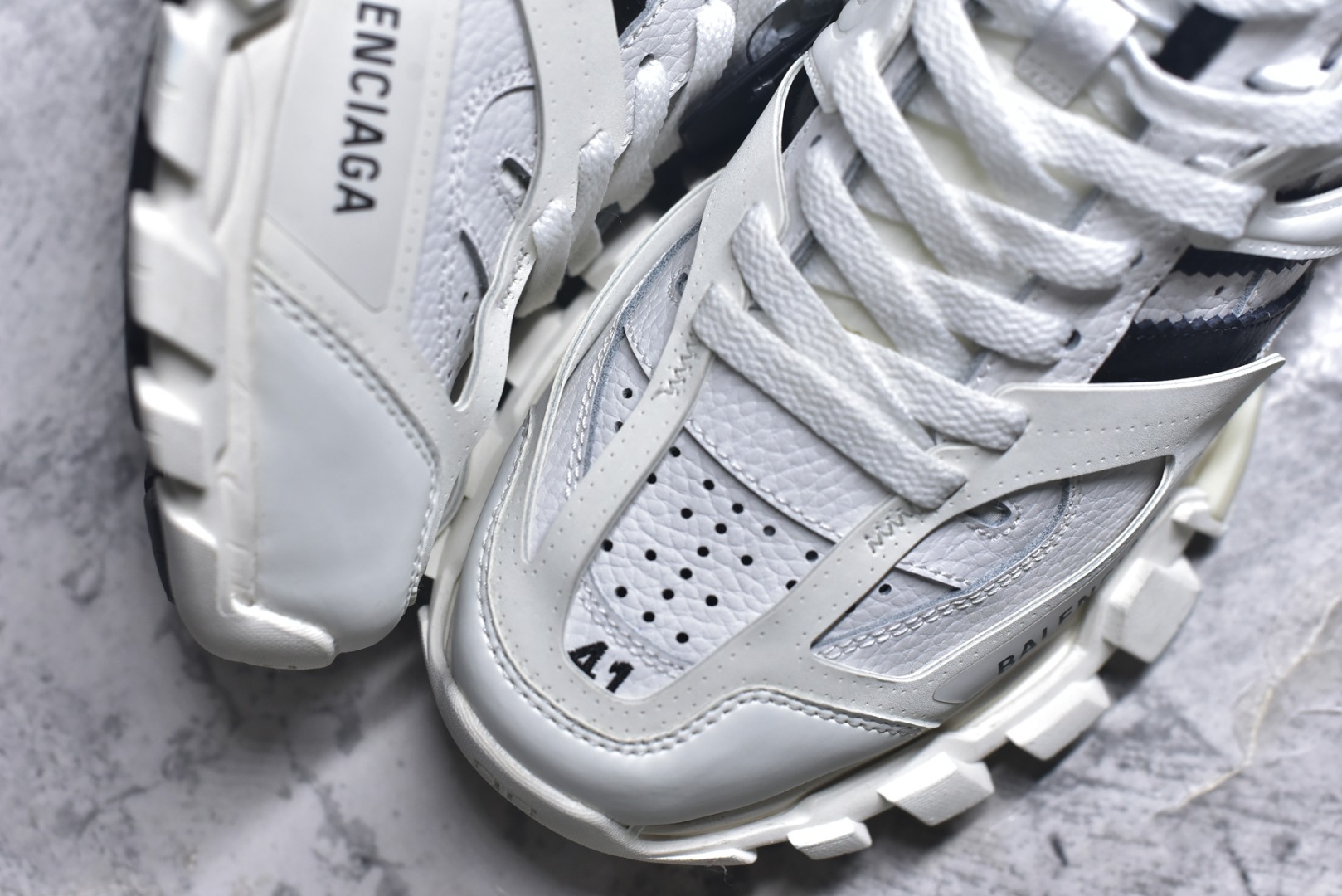 图片[8]-#BALENCIAGA Track Trainers 巴黎世家 3.0代复古野跑姥爹潮流百搭慢跑鞋 成份：47%涤纶 40%聚氨酯纤维 13%Nylon 采用尼龙和网眼布制成 100%不含皮革 尺码饰于足尖 鞋后跟压印Track字样 外底正面压印BB标识 外侧印有Balenciaga印花 鞋舌压印Balenciaga标识 双鞋带以常规方式打结 后帮及鞋舌配有拉环鞋提 动态鞋底设计 为双脚带来后续的助力 50毫米鞋弓 水洗做旧风格 中国制造 此商品提供Balenciaga防尘袋和包装盒 尺码：35-46-选品中心