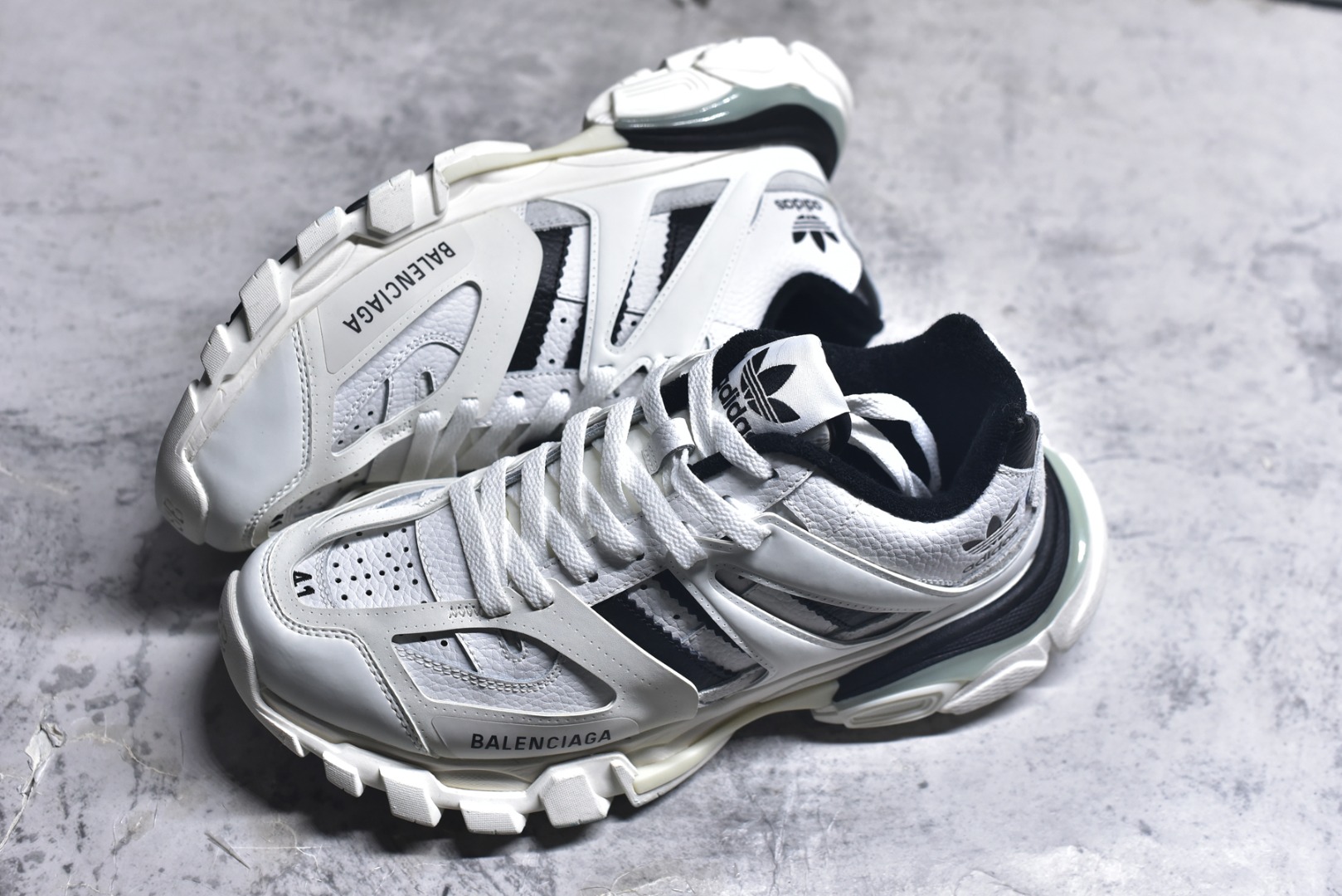 图片[7]-#BALENCIAGA Track Trainers 巴黎世家 3.0代复古野跑姥爹潮流百搭慢跑鞋 成份：47%涤纶 40%聚氨酯纤维 13%Nylon 采用尼龙和网眼布制成 100%不含皮革 尺码饰于足尖 鞋后跟压印Track字样 外底正面压印BB标识 外侧印有Balenciaga印花 鞋舌压印Balenciaga标识 双鞋带以常规方式打结 后帮及鞋舌配有拉环鞋提 动态鞋底设计 为双脚带来后续的助力 50毫米鞋弓 水洗做旧风格 中国制造 此商品提供Balenciaga防尘袋和包装盒 尺码：35-46-选品中心