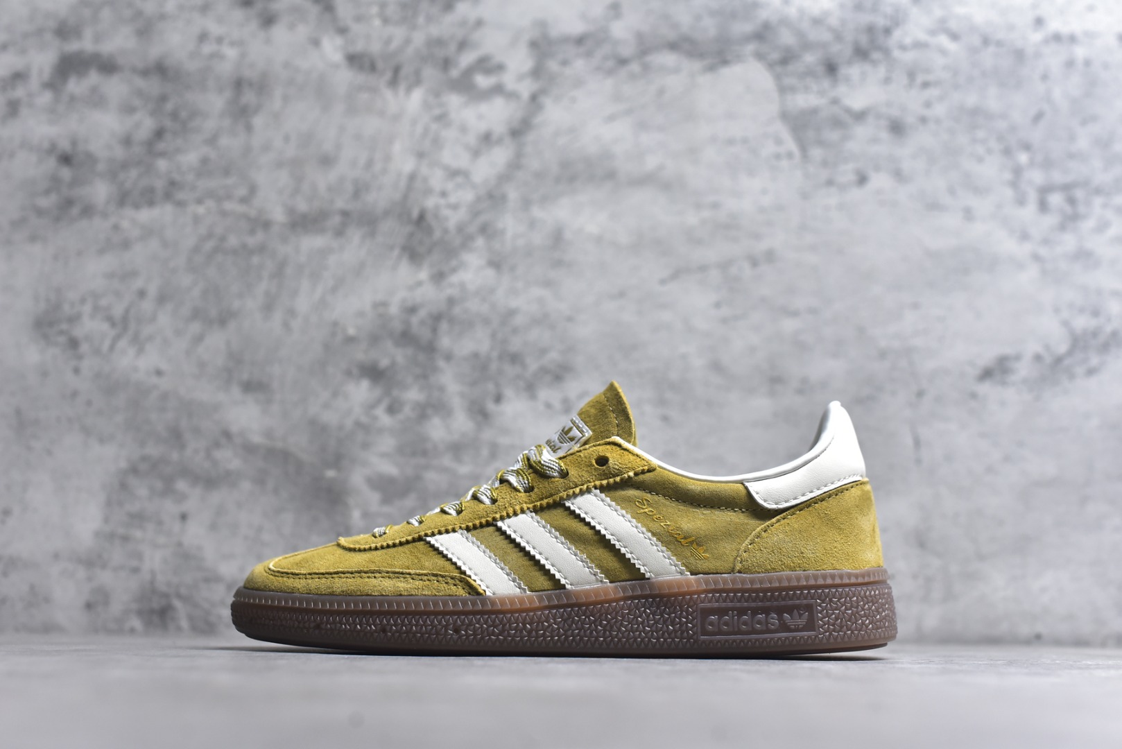 #AD Originals Handball SPZL 手球运动员系列百搭休闲运动板鞋 KI5939 这款来自阿迪达斯的这款HANDBALL SPZL前身是一双手球运动鞋，这一次拿来复刻，所以鞋面的主要色彩选用了黑色， 鞋面外侧除了Spezial字母之外还有三叶草标志。Handball SPZL作为复古手球训练鞋与作为室内足球鞋的Samba有着异曲同工之处，但是质感更为出众的鞋身以及丰富的配色选择比起Samba来讲可以说是更胜一筹了！尺码：35-45-选品中心