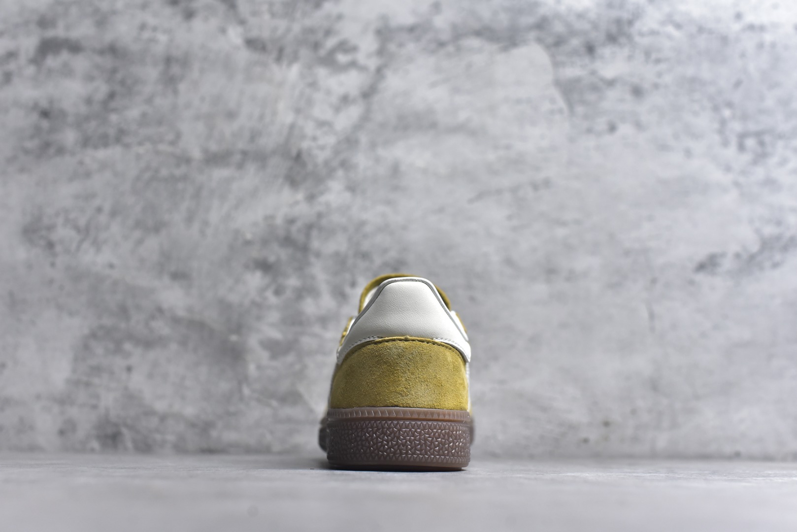 图片[5]-#AD Originals Handball SPZL 手球运动员系列百搭休闲运动板鞋 KI5939 这款来自阿迪达斯的这款HANDBALL SPZL前身是一双手球运动鞋，这一次拿来复刻，所以鞋面的主要色彩选用了黑色， 鞋面外侧除了Spezial字母之外还有三叶草标志。Handball SPZL作为复古手球训练鞋与作为室内足球鞋的Samba有着异曲同工之处，但是质感更为出众的鞋身以及丰富的配色选择比起Samba来讲可以说是更胜一筹了！尺码：35-45-选品中心