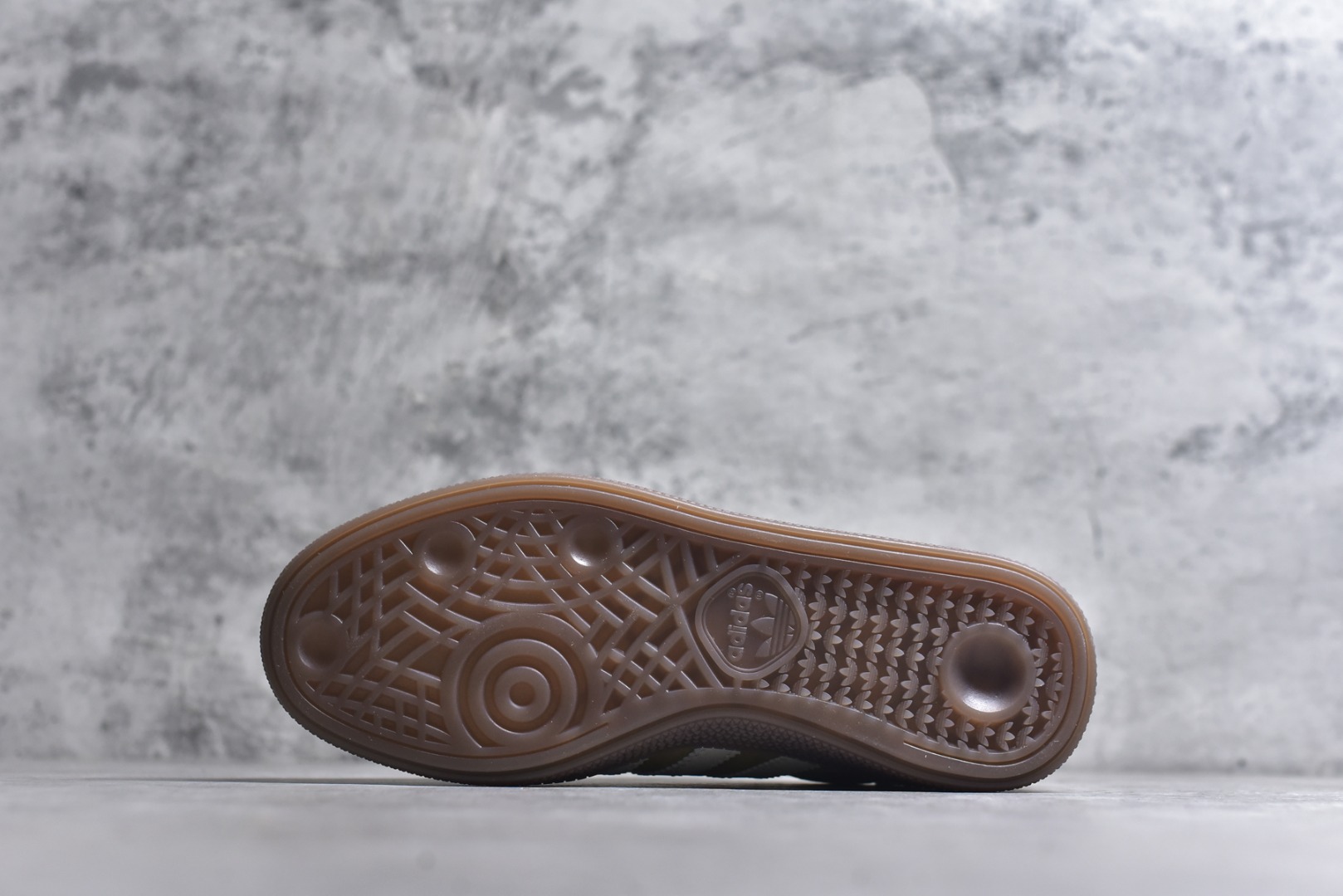 图片[6]-#AD Originals Handball SPZL 手球运动员系列百搭休闲运动板鞋 KI5939 这款来自阿迪达斯的这款HANDBALL SPZL前身是一双手球运动鞋，这一次拿来复刻，所以鞋面的主要色彩选用了黑色， 鞋面外侧除了Spezial字母之外还有三叶草标志。Handball SPZL作为复古手球训练鞋与作为室内足球鞋的Samba有着异曲同工之处，但是质感更为出众的鞋身以及丰富的配色选择比起Samba来讲可以说是更胜一筹了！尺码：35-45-选品中心