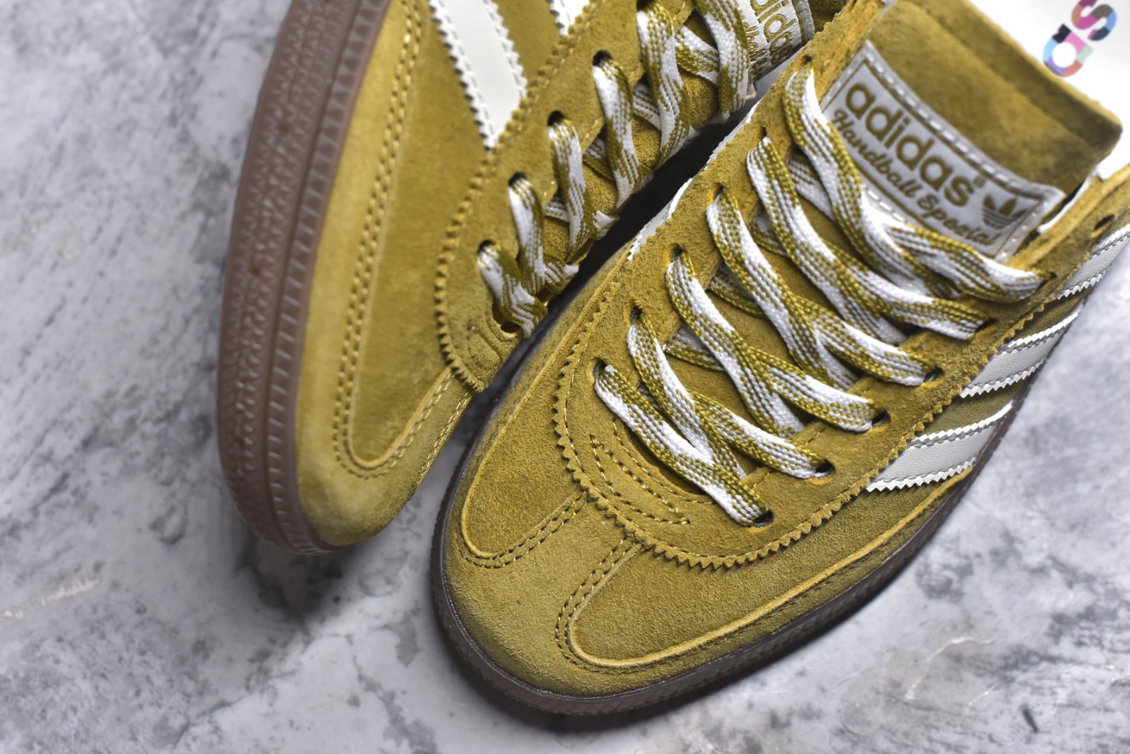 图片[8]-#AD Originals Handball SPZL 手球运动员系列百搭休闲运动板鞋 KI5939 这款来自阿迪达斯的这款HANDBALL SPZL前身是一双手球运动鞋，这一次拿来复刻，所以鞋面的主要色彩选用了黑色， 鞋面外侧除了Spezial字母之外还有三叶草标志。Handball SPZL作为复古手球训练鞋与作为室内足球鞋的Samba有着异曲同工之处，但是质感更为出众的鞋身以及丰富的配色选择比起Samba来讲可以说是更胜一筹了！尺码：35-45-选品中心