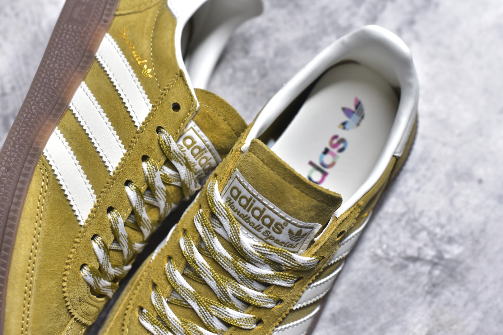 图片[9]-#AD Originals Handball SPZL 手球运动员系列百搭休闲运动板鞋 KI5939 这款来自阿迪达斯的这款HANDBALL SPZL前身是一双手球运动鞋，这一次拿来复刻，所以鞋面的主要色彩选用了黑色， 鞋面外侧除了Spezial字母之外还有三叶草标志。Handball SPZL作为复古手球训练鞋与作为室内足球鞋的Samba有着异曲同工之处，但是质感更为出众的鞋身以及丰富的配色选择比起Samba来讲可以说是更胜一筹了！尺码：35-45-选品中心