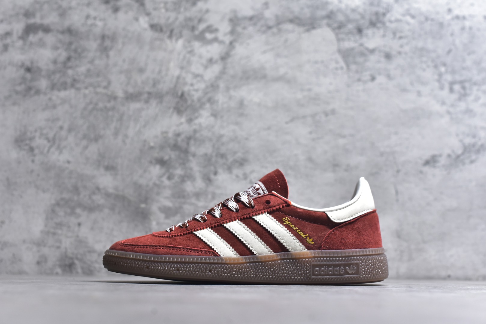 #AD Originals Handball SPZL 手球运动员系列百搭休闲运动板鞋 KI5937 这款来自阿迪达斯的这款HANDBALL SPZL前身是一双手球运动鞋，这一次拿来复刻，所以鞋面的主要色彩选用了黑色， 鞋面外侧除了Spezial字母之外还有三叶草标志。Handball SPZL作为复古手球训练鞋与作为室内足球鞋的Samba有着异曲同工之处，但是质感更为出众的鞋身以及丰富的配色选择比起Samba来讲可以说是更胜一筹了！尺码：35-45-选品中心