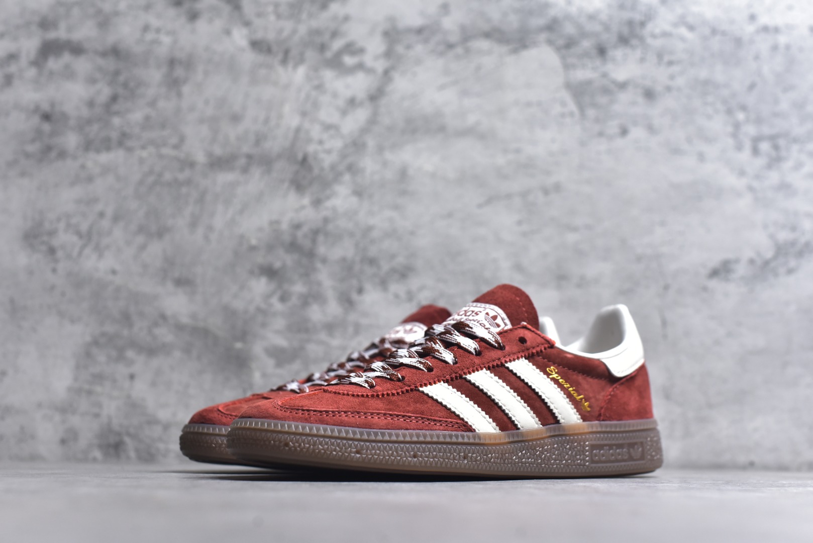 图片[2]-#AD Originals Handball SPZL 手球运动员系列百搭休闲运动板鞋 KI5937 这款来自阿迪达斯的这款HANDBALL SPZL前身是一双手球运动鞋，这一次拿来复刻，所以鞋面的主要色彩选用了黑色， 鞋面外侧除了Spezial字母之外还有三叶草标志。Handball SPZL作为复古手球训练鞋与作为室内足球鞋的Samba有着异曲同工之处，但是质感更为出众的鞋身以及丰富的配色选择比起Samba来讲可以说是更胜一筹了！尺码：35-45-选品中心