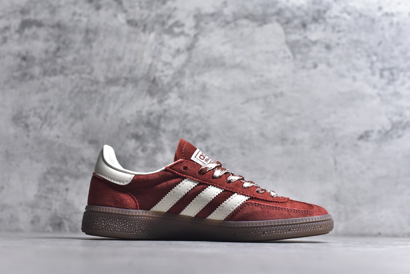 图片[3]-#AD Originals Handball SPZL 手球运动员系列百搭休闲运动板鞋 KI5937 这款来自阿迪达斯的这款HANDBALL SPZL前身是一双手球运动鞋，这一次拿来复刻，所以鞋面的主要色彩选用了黑色， 鞋面外侧除了Spezial字母之外还有三叶草标志。Handball SPZL作为复古手球训练鞋与作为室内足球鞋的Samba有着异曲同工之处，但是质感更为出众的鞋身以及丰富的配色选择比起Samba来讲可以说是更胜一筹了！尺码：35-45-选品中心