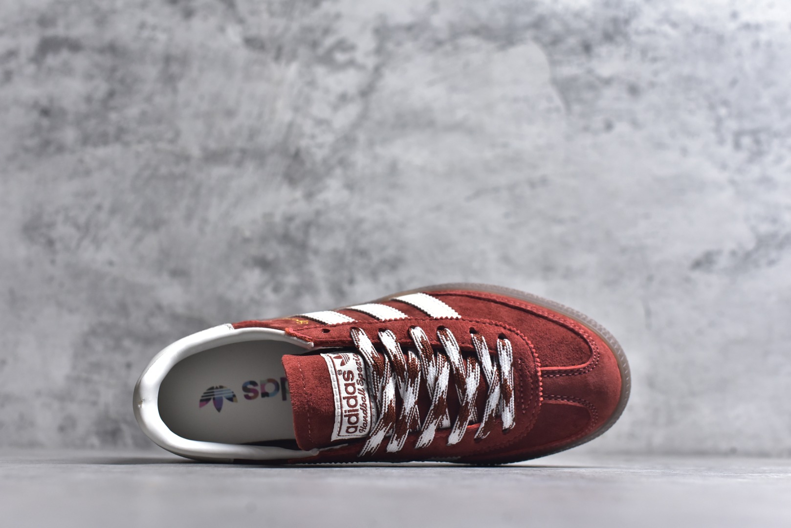 图片[4]-#AD Originals Handball SPZL 手球运动员系列百搭休闲运动板鞋 KI5937 这款来自阿迪达斯的这款HANDBALL SPZL前身是一双手球运动鞋，这一次拿来复刻，所以鞋面的主要色彩选用了黑色， 鞋面外侧除了Spezial字母之外还有三叶草标志。Handball SPZL作为复古手球训练鞋与作为室内足球鞋的Samba有着异曲同工之处，但是质感更为出众的鞋身以及丰富的配色选择比起Samba来讲可以说是更胜一筹了！尺码：35-45-选品中心