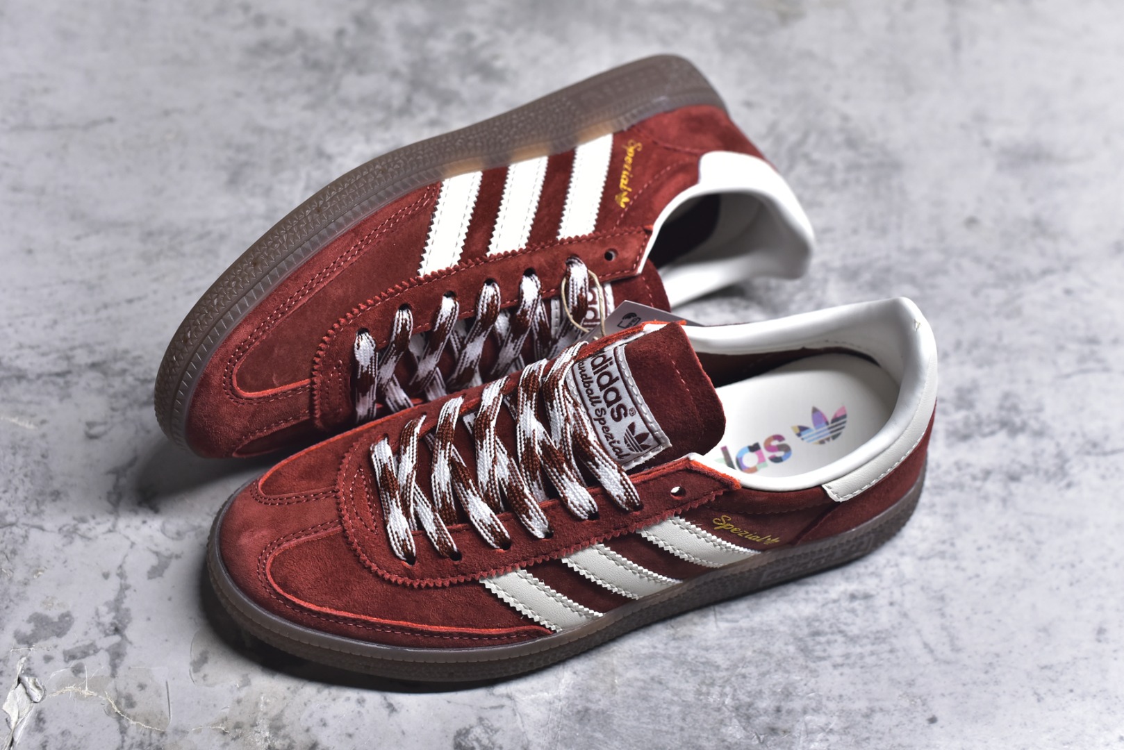 图片[7]-#AD Originals Handball SPZL 手球运动员系列百搭休闲运动板鞋 KI5937 这款来自阿迪达斯的这款HANDBALL SPZL前身是一双手球运动鞋，这一次拿来复刻，所以鞋面的主要色彩选用了黑色， 鞋面外侧除了Spezial字母之外还有三叶草标志。Handball SPZL作为复古手球训练鞋与作为室内足球鞋的Samba有着异曲同工之处，但是质感更为出众的鞋身以及丰富的配色选择比起Samba来讲可以说是更胜一筹了！尺码：35-45-选品中心