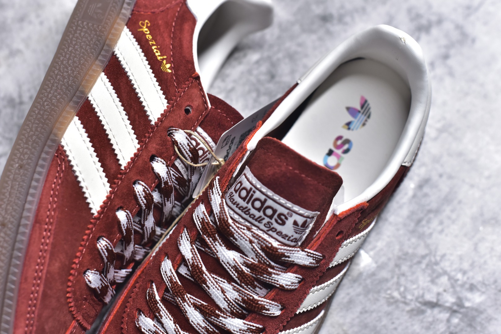 图片[9]-#AD Originals Handball SPZL 手球运动员系列百搭休闲运动板鞋 KI5937 这款来自阿迪达斯的这款HANDBALL SPZL前身是一双手球运动鞋，这一次拿来复刻，所以鞋面的主要色彩选用了黑色， 鞋面外侧除了Spezial字母之外还有三叶草标志。Handball SPZL作为复古手球训练鞋与作为室内足球鞋的Samba有着异曲同工之处，但是质感更为出众的鞋身以及丰富的配色选择比起Samba来讲可以说是更胜一筹了！尺码：35-45-选品中心