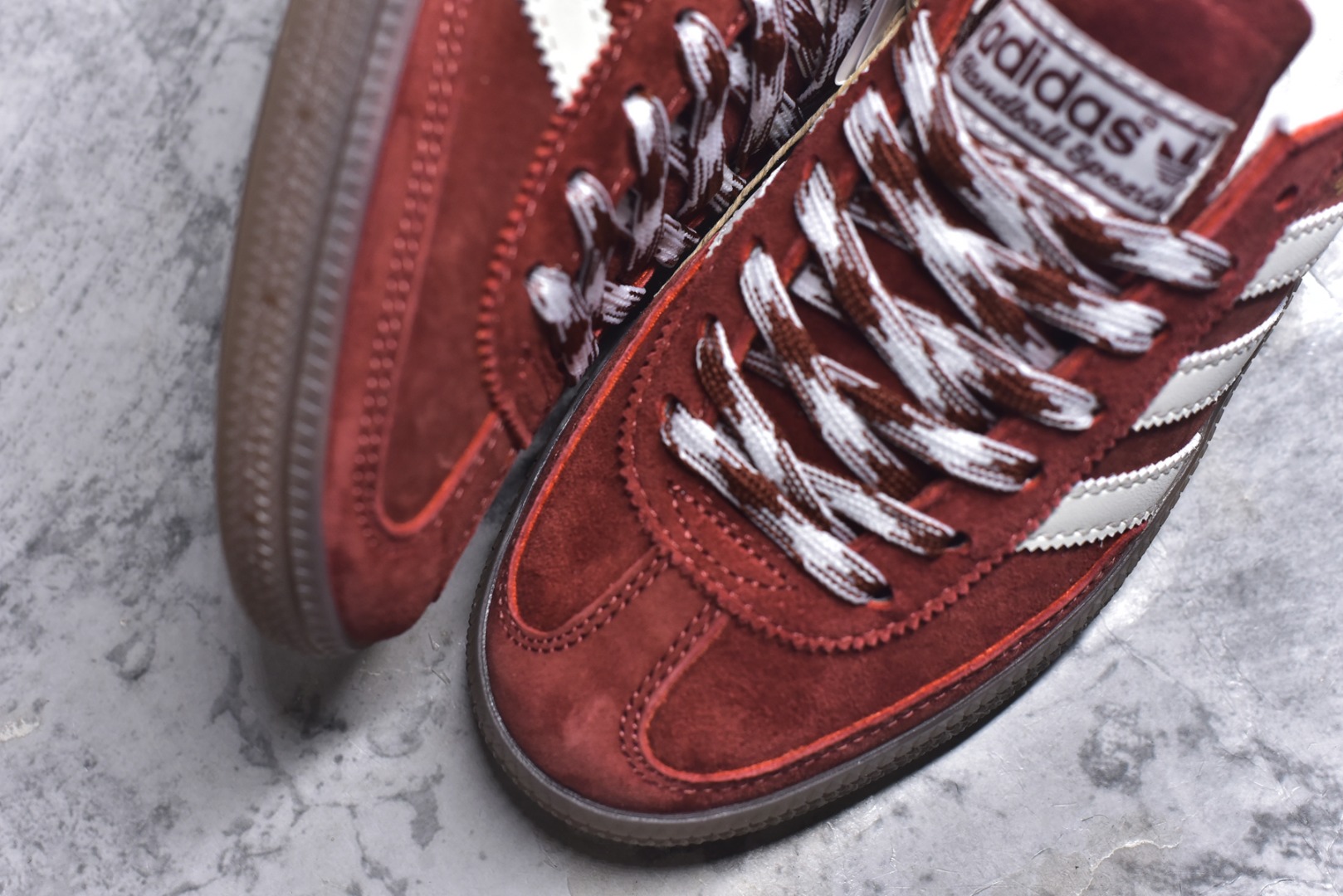 图片[8]-#AD Originals Handball SPZL 手球运动员系列百搭休闲运动板鞋 KI5937 这款来自阿迪达斯的这款HANDBALL SPZL前身是一双手球运动鞋，这一次拿来复刻，所以鞋面的主要色彩选用了黑色， 鞋面外侧除了Spezial字母之外还有三叶草标志。Handball SPZL作为复古手球训练鞋与作为室内足球鞋的Samba有着异曲同工之处，但是质感更为出众的鞋身以及丰富的配色选择比起Samba来讲可以说是更胜一筹了！尺码：35-45-选品中心