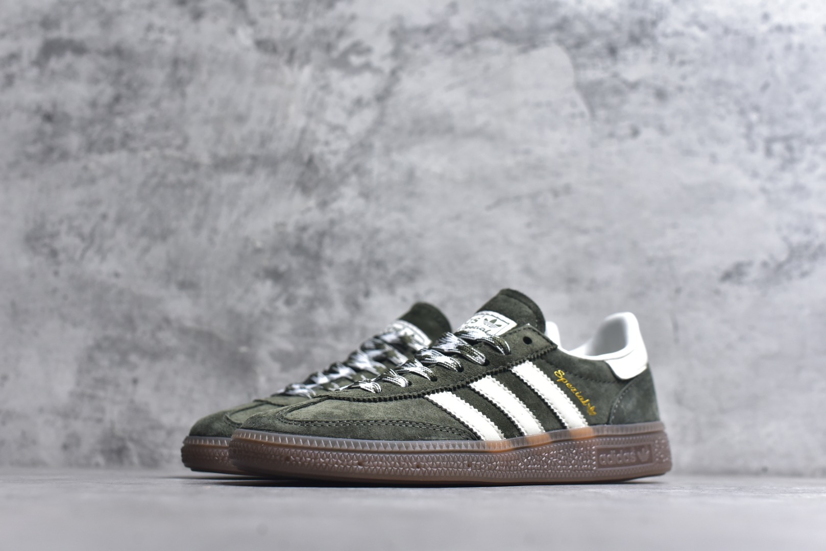 图片[2]-#AD Originals Handball SPZL 手球运动员系列百搭休闲运动板鞋 KI5940 这款来自阿迪达斯的这款HANDBALL SPZL前身是一双手球运动鞋，这一次拿来复刻，所以鞋面的主要色彩选用了黑色， 鞋面外侧除了Spezial字母之外还有三叶草标志。Handball SPZL作为复古手球训练鞋与作为室内足球鞋的Samba有着异曲同工之处，但是质感更为出众的鞋身以及丰富的配色选择比起Samba来讲可以说是更胜一筹了！尺码：35-45-选品中心