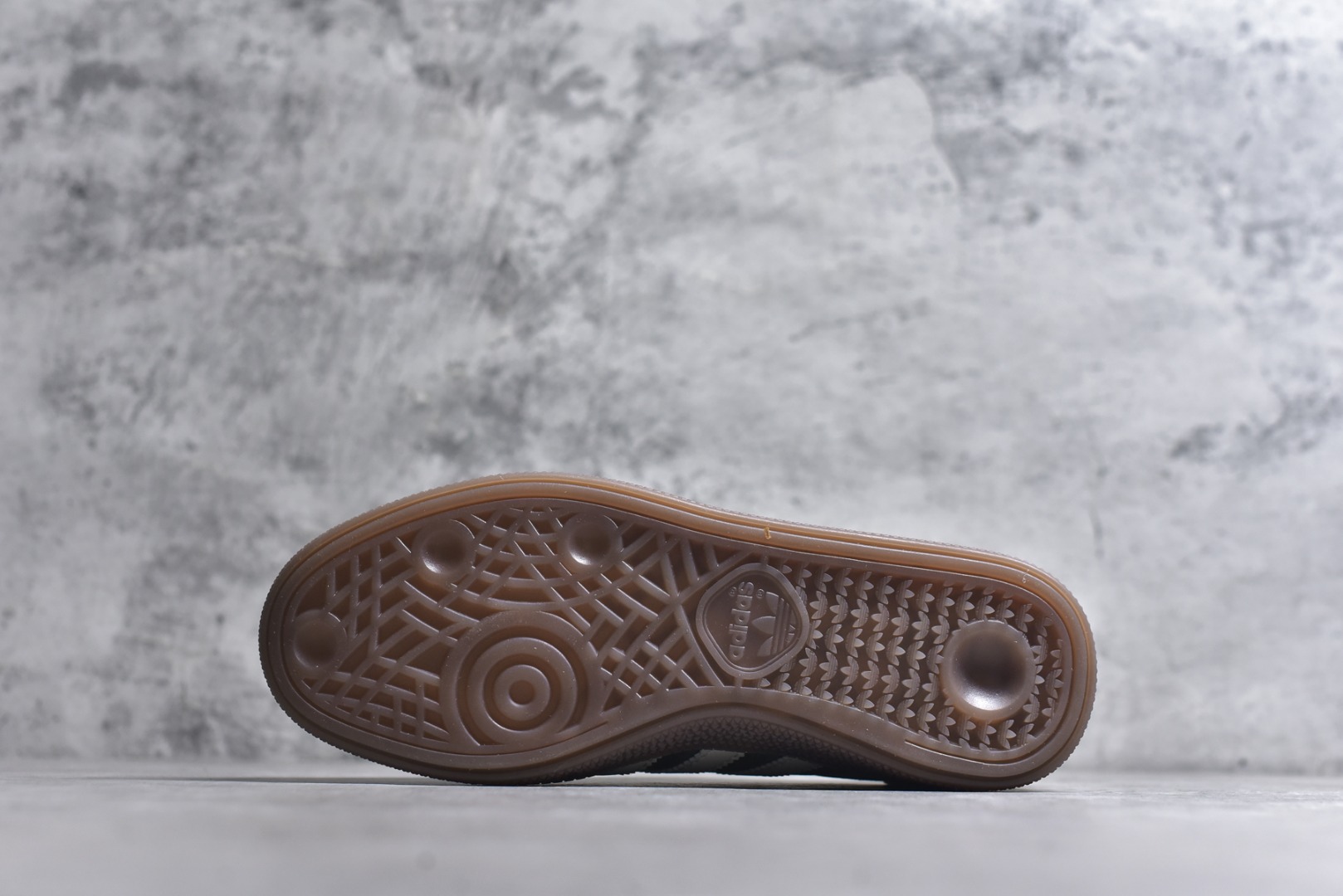 图片[6]-#AD Originals Handball SPZL 手球运动员系列百搭休闲运动板鞋 KI5940 这款来自阿迪达斯的这款HANDBALL SPZL前身是一双手球运动鞋，这一次拿来复刻，所以鞋面的主要色彩选用了黑色， 鞋面外侧除了Spezial字母之外还有三叶草标志。Handball SPZL作为复古手球训练鞋与作为室内足球鞋的Samba有着异曲同工之处，但是质感更为出众的鞋身以及丰富的配色选择比起Samba来讲可以说是更胜一筹了！尺码：35-45-选品中心