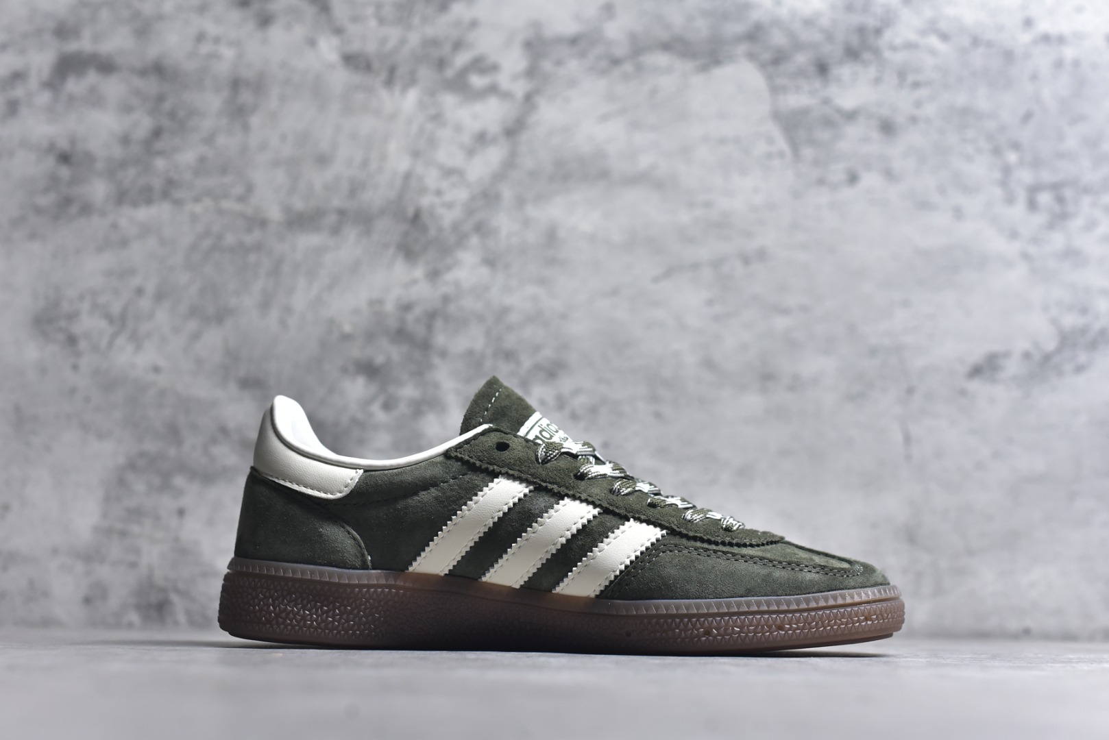 图片[3]-#AD Originals Handball SPZL 手球运动员系列百搭休闲运动板鞋 KI5940 这款来自阿迪达斯的这款HANDBALL SPZL前身是一双手球运动鞋，这一次拿来复刻，所以鞋面的主要色彩选用了黑色， 鞋面外侧除了Spezial字母之外还有三叶草标志。Handball SPZL作为复古手球训练鞋与作为室内足球鞋的Samba有着异曲同工之处，但是质感更为出众的鞋身以及丰富的配色选择比起Samba来讲可以说是更胜一筹了！尺码：35-45-选品中心