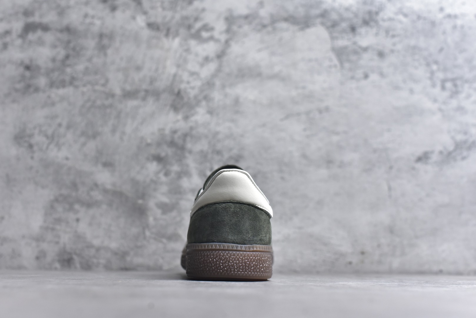 图片[5]-#AD Originals Handball SPZL 手球运动员系列百搭休闲运动板鞋 KI5940 这款来自阿迪达斯的这款HANDBALL SPZL前身是一双手球运动鞋，这一次拿来复刻，所以鞋面的主要色彩选用了黑色， 鞋面外侧除了Spezial字母之外还有三叶草标志。Handball SPZL作为复古手球训练鞋与作为室内足球鞋的Samba有着异曲同工之处，但是质感更为出众的鞋身以及丰富的配色选择比起Samba来讲可以说是更胜一筹了！尺码：35-45-选品中心