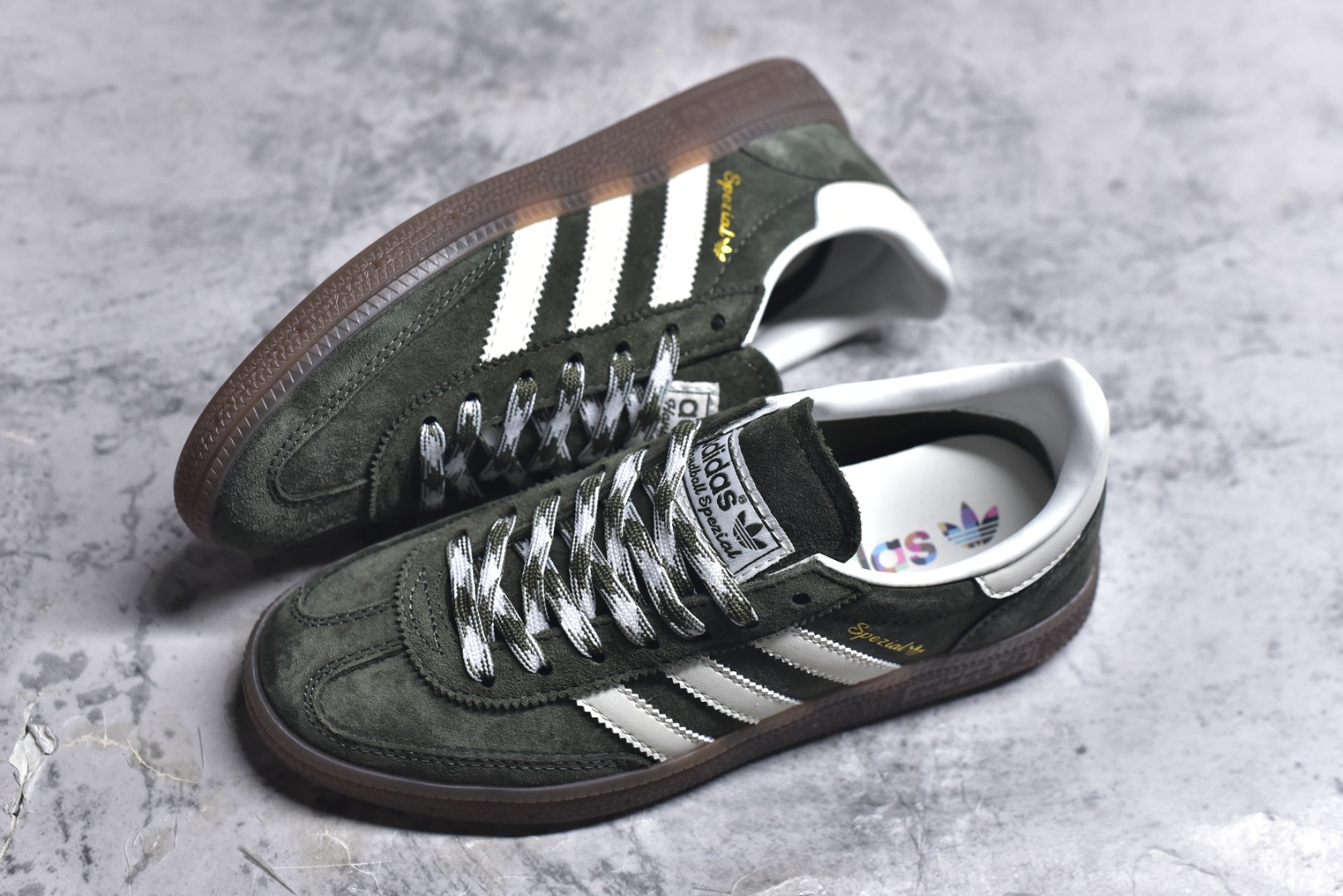 图片[7]-#AD Originals Handball SPZL 手球运动员系列百搭休闲运动板鞋 KI5940 这款来自阿迪达斯的这款HANDBALL SPZL前身是一双手球运动鞋，这一次拿来复刻，所以鞋面的主要色彩选用了黑色， 鞋面外侧除了Spezial字母之外还有三叶草标志。Handball SPZL作为复古手球训练鞋与作为室内足球鞋的Samba有着异曲同工之处，但是质感更为出众的鞋身以及丰富的配色选择比起Samba来讲可以说是更胜一筹了！尺码：35-45-选品中心