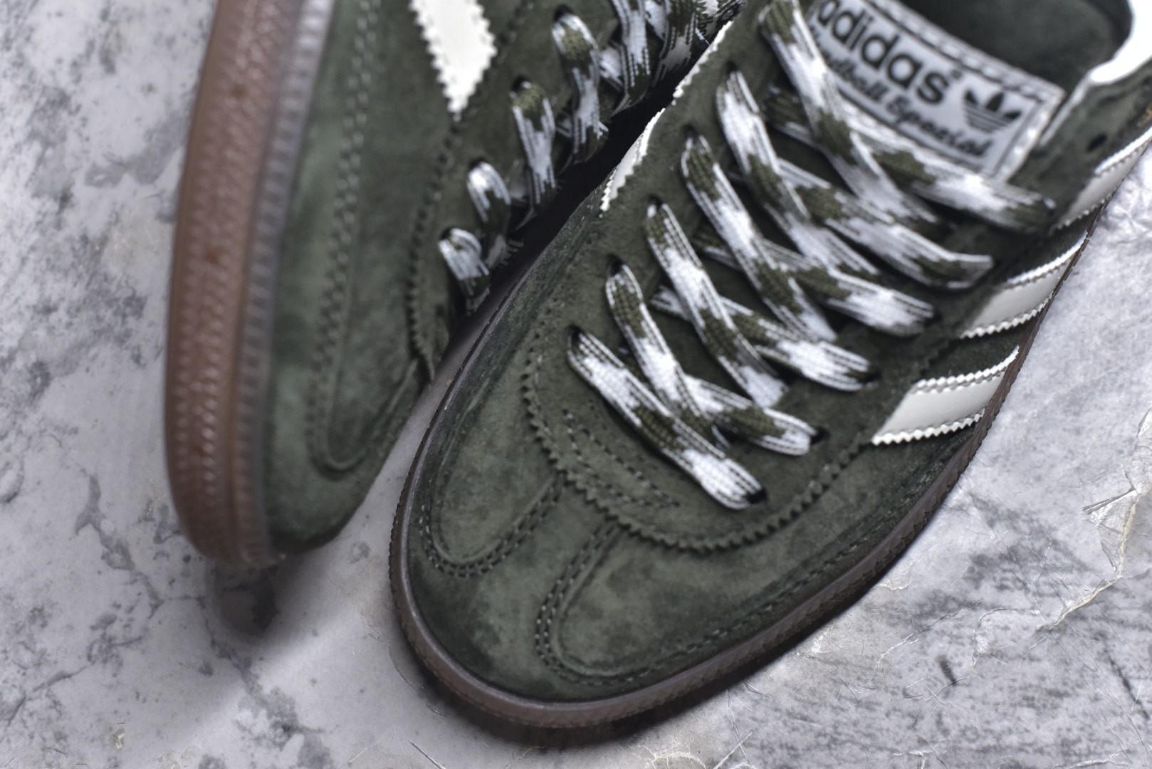 图片[8]-#AD Originals Handball SPZL 手球运动员系列百搭休闲运动板鞋 KI5940 这款来自阿迪达斯的这款HANDBALL SPZL前身是一双手球运动鞋，这一次拿来复刻，所以鞋面的主要色彩选用了黑色， 鞋面外侧除了Spezial字母之外还有三叶草标志。Handball SPZL作为复古手球训练鞋与作为室内足球鞋的Samba有着异曲同工之处，但是质感更为出众的鞋身以及丰富的配色选择比起Samba来讲可以说是更胜一筹了！尺码：35-45-选品中心