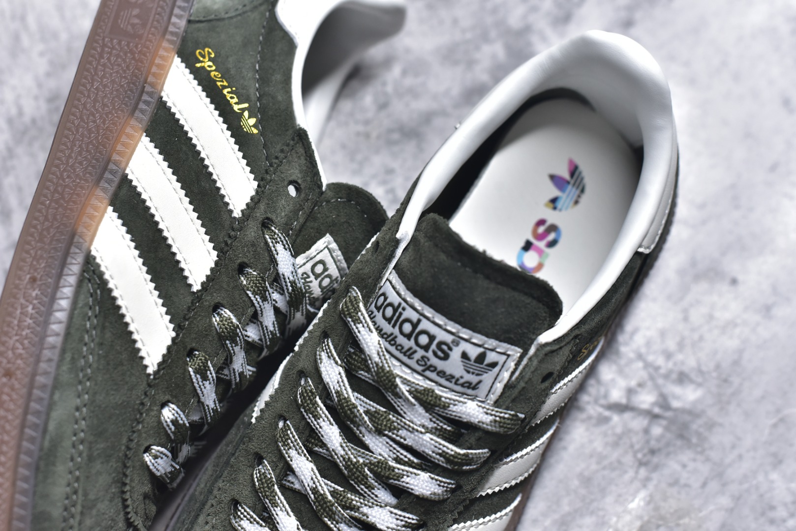 图片[9]-#AD Originals Handball SPZL 手球运动员系列百搭休闲运动板鞋 KI5940 这款来自阿迪达斯的这款HANDBALL SPZL前身是一双手球运动鞋，这一次拿来复刻，所以鞋面的主要色彩选用了黑色， 鞋面外侧除了Spezial字母之外还有三叶草标志。Handball SPZL作为复古手球训练鞋与作为室内足球鞋的Samba有着异曲同工之处，但是质感更为出众的鞋身以及丰富的配色选择比起Samba来讲可以说是更胜一筹了！尺码：35-45-选品中心