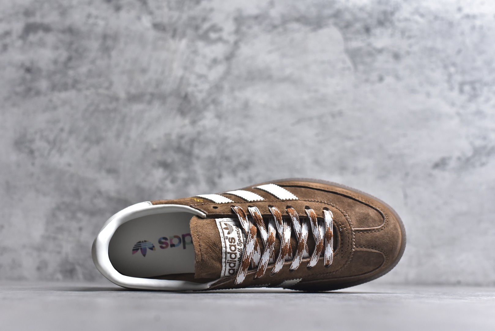 图片[4]-# AD Originals Handball SPZL 手球运动员系列百搭休闲运动板鞋 KI5938 这款来自阿迪达斯的这款HANDBALL SPZL前身是一双手球运动鞋，这一次拿来复刻，所以鞋面的主要色彩选用了黑色， 鞋面外侧除了Spezial字母之外还有三叶草标志。Handball SPZL作为复古手球训练鞋与作为室内足球鞋的Samba有着异曲同工之处，但是质感更为出众的鞋身以及丰富的配色选择比起Samba来讲可以说是更胜一筹了！尺码：35-45-选品中心