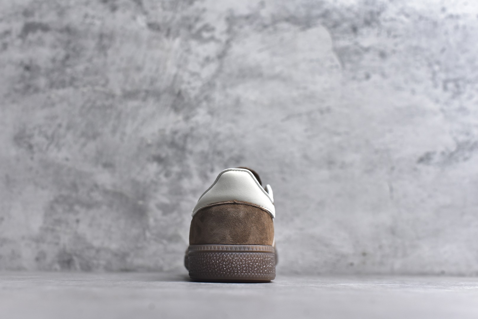 图片[5]-# AD Originals Handball SPZL 手球运动员系列百搭休闲运动板鞋 KI5938 这款来自阿迪达斯的这款HANDBALL SPZL前身是一双手球运动鞋，这一次拿来复刻，所以鞋面的主要色彩选用了黑色， 鞋面外侧除了Spezial字母之外还有三叶草标志。Handball SPZL作为复古手球训练鞋与作为室内足球鞋的Samba有着异曲同工之处，但是质感更为出众的鞋身以及丰富的配色选择比起Samba来讲可以说是更胜一筹了！尺码：35-45-选品中心