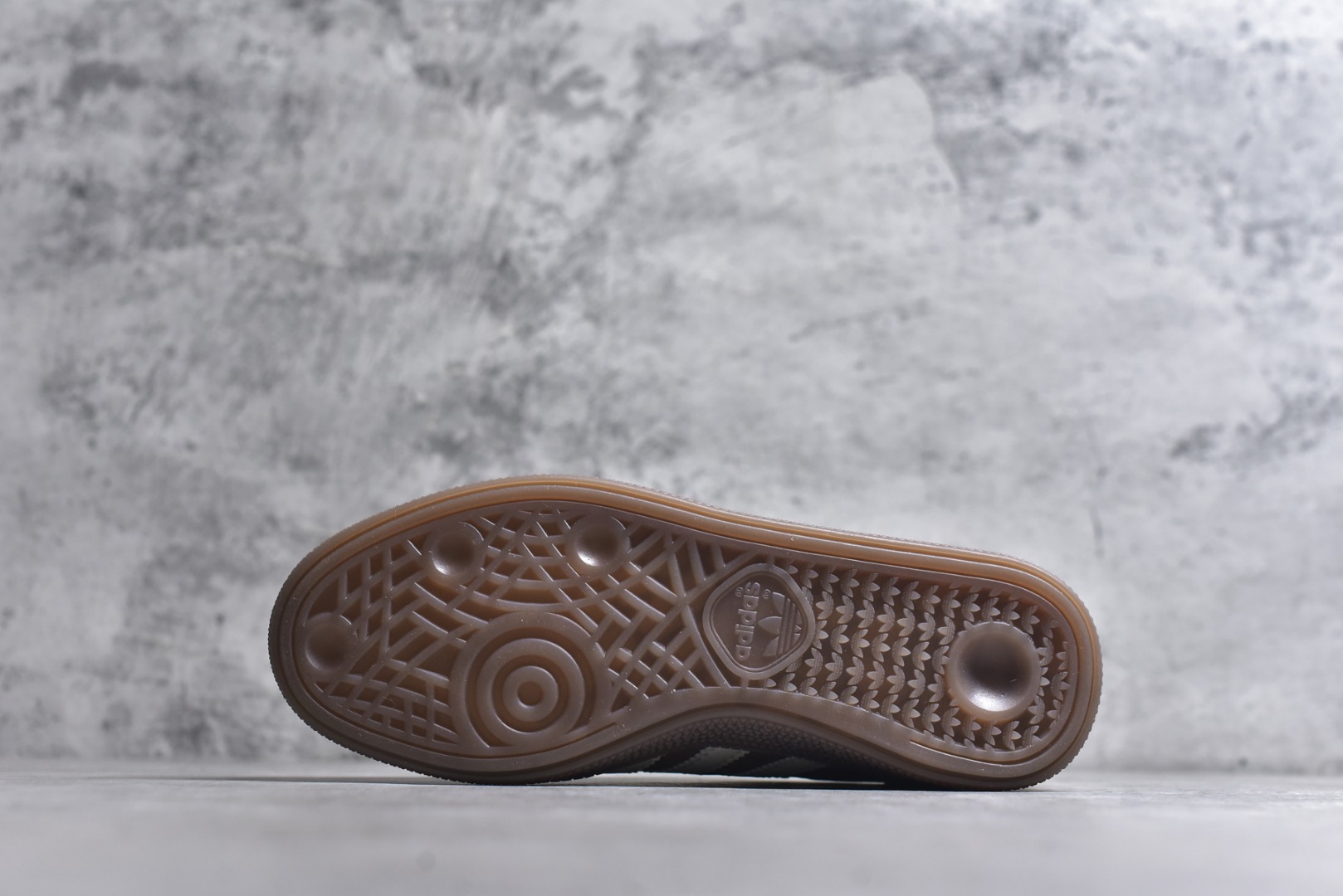 图片[6]-# AD Originals Handball SPZL 手球运动员系列百搭休闲运动板鞋 KI5938 这款来自阿迪达斯的这款HANDBALL SPZL前身是一双手球运动鞋，这一次拿来复刻，所以鞋面的主要色彩选用了黑色， 鞋面外侧除了Spezial字母之外还有三叶草标志。Handball SPZL作为复古手球训练鞋与作为室内足球鞋的Samba有着异曲同工之处，但是质感更为出众的鞋身以及丰富的配色选择比起Samba来讲可以说是更胜一筹了！尺码：35-45-选品中心