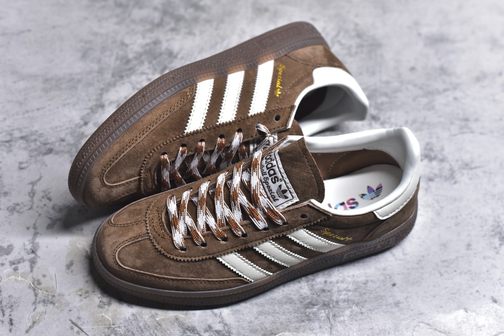 图片[7]-# AD Originals Handball SPZL 手球运动员系列百搭休闲运动板鞋 KI5938 这款来自阿迪达斯的这款HANDBALL SPZL前身是一双手球运动鞋，这一次拿来复刻，所以鞋面的主要色彩选用了黑色， 鞋面外侧除了Spezial字母之外还有三叶草标志。Handball SPZL作为复古手球训练鞋与作为室内足球鞋的Samba有着异曲同工之处，但是质感更为出众的鞋身以及丰富的配色选择比起Samba来讲可以说是更胜一筹了！尺码：35-45-选品中心