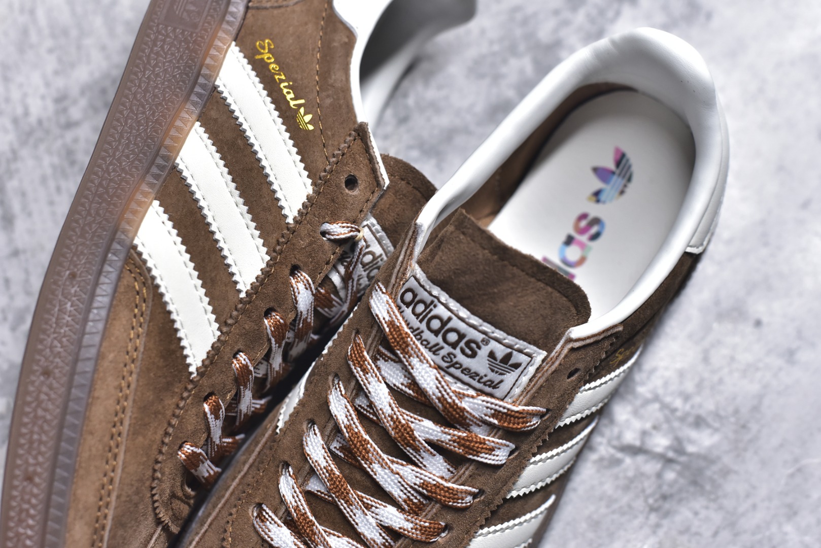 图片[9]-# AD Originals Handball SPZL 手球运动员系列百搭休闲运动板鞋 KI5938 这款来自阿迪达斯的这款HANDBALL SPZL前身是一双手球运动鞋，这一次拿来复刻，所以鞋面的主要色彩选用了黑色， 鞋面外侧除了Spezial字母之外还有三叶草标志。Handball SPZL作为复古手球训练鞋与作为室内足球鞋的Samba有着异曲同工之处，但是质感更为出众的鞋身以及丰富的配色选择比起Samba来讲可以说是更胜一筹了！尺码：35-45-选品中心