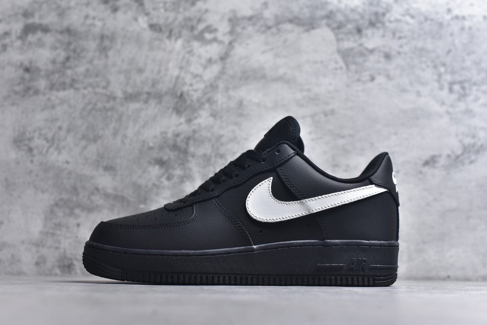 #NK Air Force 1 07 空军一号经典低帮板鞋 黑白 FZ0627-010 全网最具性价比版本没有之一 2022全新楦头鞋型 鱼鳞大底 历时开发三个月 清洁度完美 二维码鞋标 内置芯片及solo气垫 大底高度及其弧度依照正品 钢印 logo刺绣 鞋口弧度 鞋头长度 鞋面冲孔 鞋垫背胶及钢印 完美鞋型对比正品 每一处都是细节满满 尺码：35.5 36 36.5 37.5 38 38.5 39 40 40.5 41 42 42.5 43 44 44.5 45-选品中心