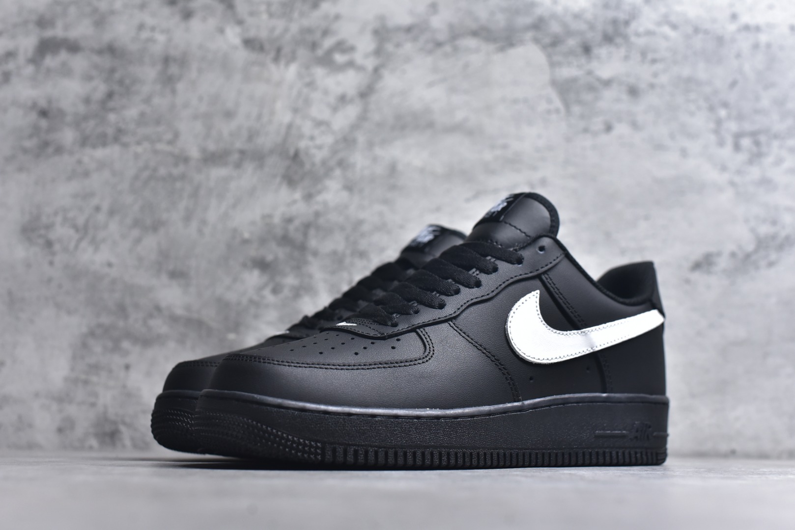 图片[2]-#NK Air Force 1 07 空军一号经典低帮板鞋 黑白 FZ0627-010 全网最具性价比版本没有之一 2022全新楦头鞋型 鱼鳞大底 历时开发三个月 清洁度完美 二维码鞋标 内置芯片及solo气垫 大底高度及其弧度依照正品 钢印 logo刺绣 鞋口弧度 鞋头长度 鞋面冲孔 鞋垫背胶及钢印 完美鞋型对比正品 每一处都是细节满满 尺码：35.5 36 36.5 37.5 38 38.5 39 40 40.5 41 42 42.5 43 44 44.5 45-选品中心