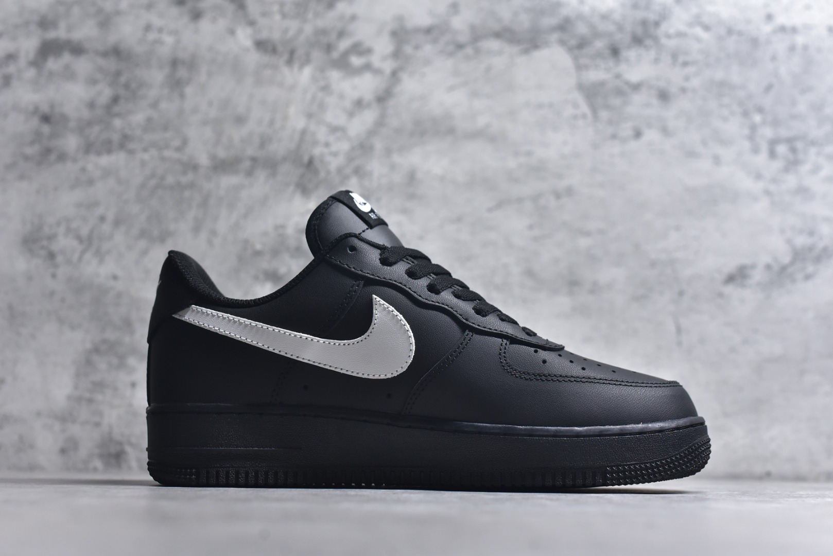 图片[3]-#NK Air Force 1 07 空军一号经典低帮板鞋 黑白 FZ0627-010 全网最具性价比版本没有之一 2022全新楦头鞋型 鱼鳞大底 历时开发三个月 清洁度完美 二维码鞋标 内置芯片及solo气垫 大底高度及其弧度依照正品 钢印 logo刺绣 鞋口弧度 鞋头长度 鞋面冲孔 鞋垫背胶及钢印 完美鞋型对比正品 每一处都是细节满满 尺码：35.5 36 36.5 37.5 38 38.5 39 40 40.5 41 42 42.5 43 44 44.5 45-选品中心